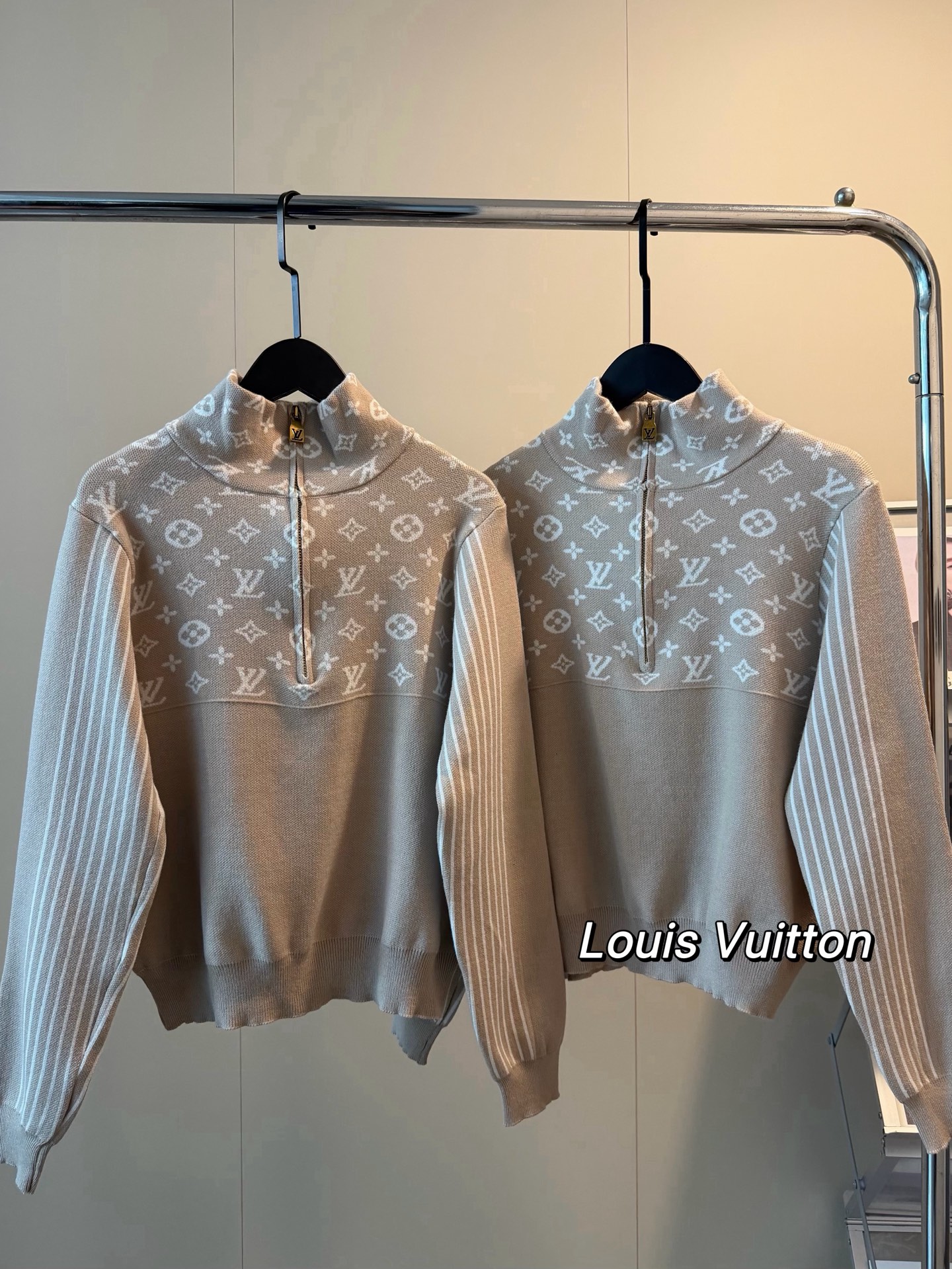 💰120
🖤Louis Vuitton路易威登新款半拉链短款提花毛衣
这件也太温柔了吧🥛奶茶色直接爱了
很喜欢这种休闲又老钱的慵懒上衣！
定制YB图案拉链 全身提花刺绣logo精致高级
奶油色好米好米🔆针织混纺保暖又舒服
LV 真的是我喜欢的型🤍🤍不挑人怎么穿都好看！！
Color：杏色
Size：S M L
S  胸围94衣长51
M 胸围96衣长52
L  胸围98衣长53