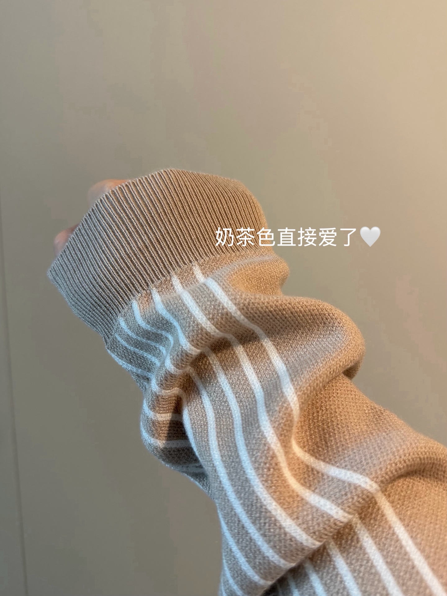 💰120
🖤Louis Vuitton路易威登新款半拉链短款提花毛衣
这件也太温柔了吧🥛奶茶色直接爱了
很喜欢这种休闲又老钱的慵懒上衣！
定制YB图案拉链 全身提花刺绣logo精致高级
奶油色好米好米🔆针织混纺保暖又舒服
LV 真的是我喜欢的型🤍🤍不挑人怎么穿都好看！！
Color：杏色
Size：S M L
S  胸围94衣长51
M 胸围96衣长52
L  胸围98衣长53