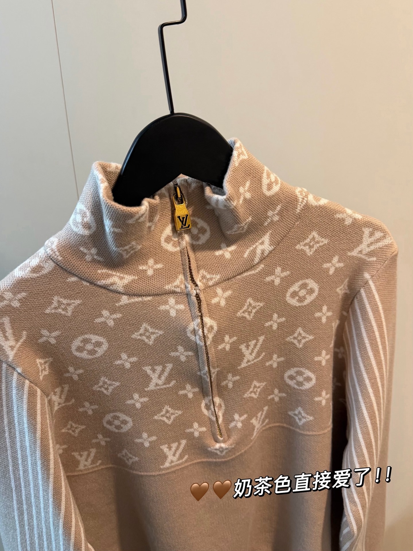 💰120
🖤Louis Vuitton路易威登新款半拉链短款提花毛衣
这件也太温柔了吧🥛奶茶色直接爱了
很喜欢这种休闲又老钱的慵懒上衣！
定制YB图案拉链 全身提花刺绣logo精致高级
奶油色好米好米🔆针织混纺保暖又舒服
LV 真的是我喜欢的型🤍🤍不挑人怎么穿都好看！！
Color：杏色
Size：S M L
S  胸围94衣长51
M 胸围96衣长52
L  胸围98衣长53