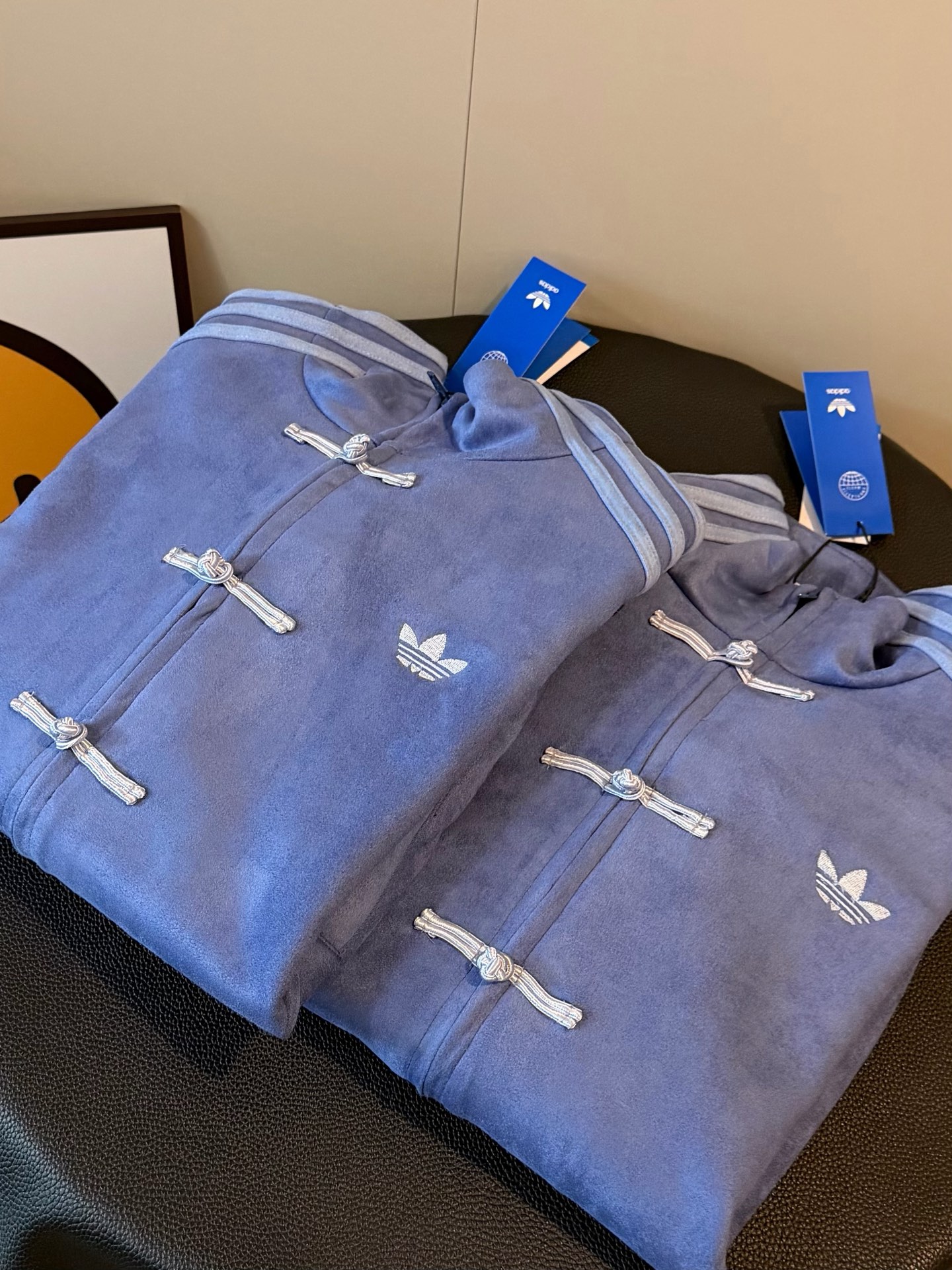 💰165
🖤Adidas阿迪三叶草限定新中式麂皮绒宝蓝拉链扣子外套
治愈蓝新中式💙💙妥妥的复古高级感～
谁懂啊！阿迪这次把新中式和鹿皮绒玩到了心巴上～ 
低饱和的宝蓝自带柔光滤镜 黄皮穿显白到发光
细节控狂喜！👀胸前小刺绣LOGO低调有辨识度
麂皮绒面料摸起来软fufu的哑光质感自带奢华感 高级到不行 ～
今年秋冬的显贵穿搭⭐这件藏青色中式外套直接锁死！
Color：藏青
Size：S M L
S 胸围112衣长61
M胸围114衣长63
L 胸围116衣长65