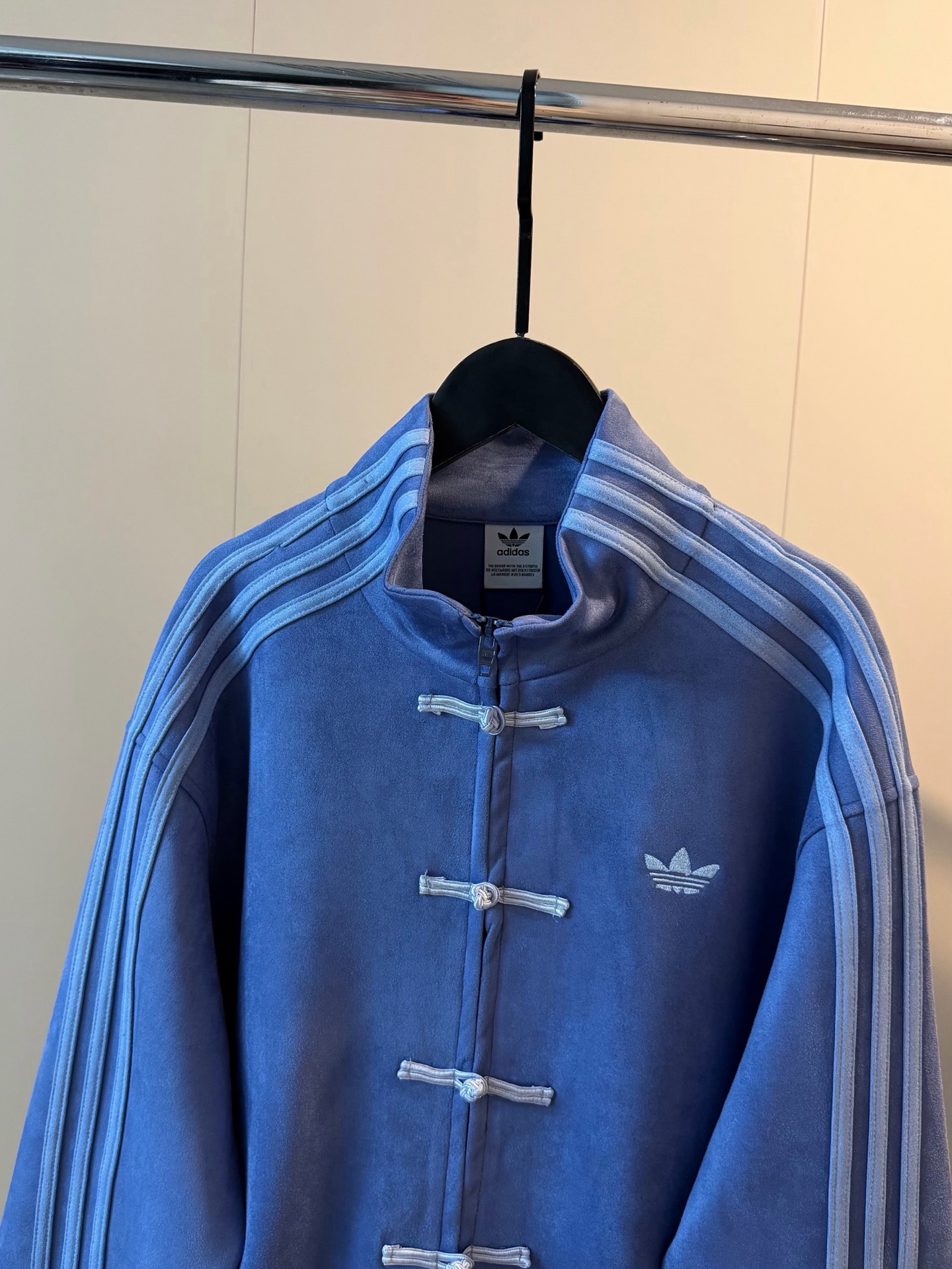 💰165
🖤Adidas阿迪三叶草限定新中式麂皮绒宝蓝拉链扣子外套
治愈蓝新中式💙💙妥妥的复古高级感～
谁懂啊！阿迪这次把新中式和鹿皮绒玩到了心巴上～ 
低饱和的宝蓝自带柔光滤镜 黄皮穿显白到发光
细节控狂喜！👀胸前小刺绣LOGO低调有辨识度
麂皮绒面料摸起来软fufu的哑光质感自带奢华感 高级到不行 ～
今年秋冬的显贵穿搭⭐这件藏青色中式外套直接锁死！
Color：藏青
Size：S M L
S 胸围112衣长61
M胸围114衣长63
L 胸围116衣长65