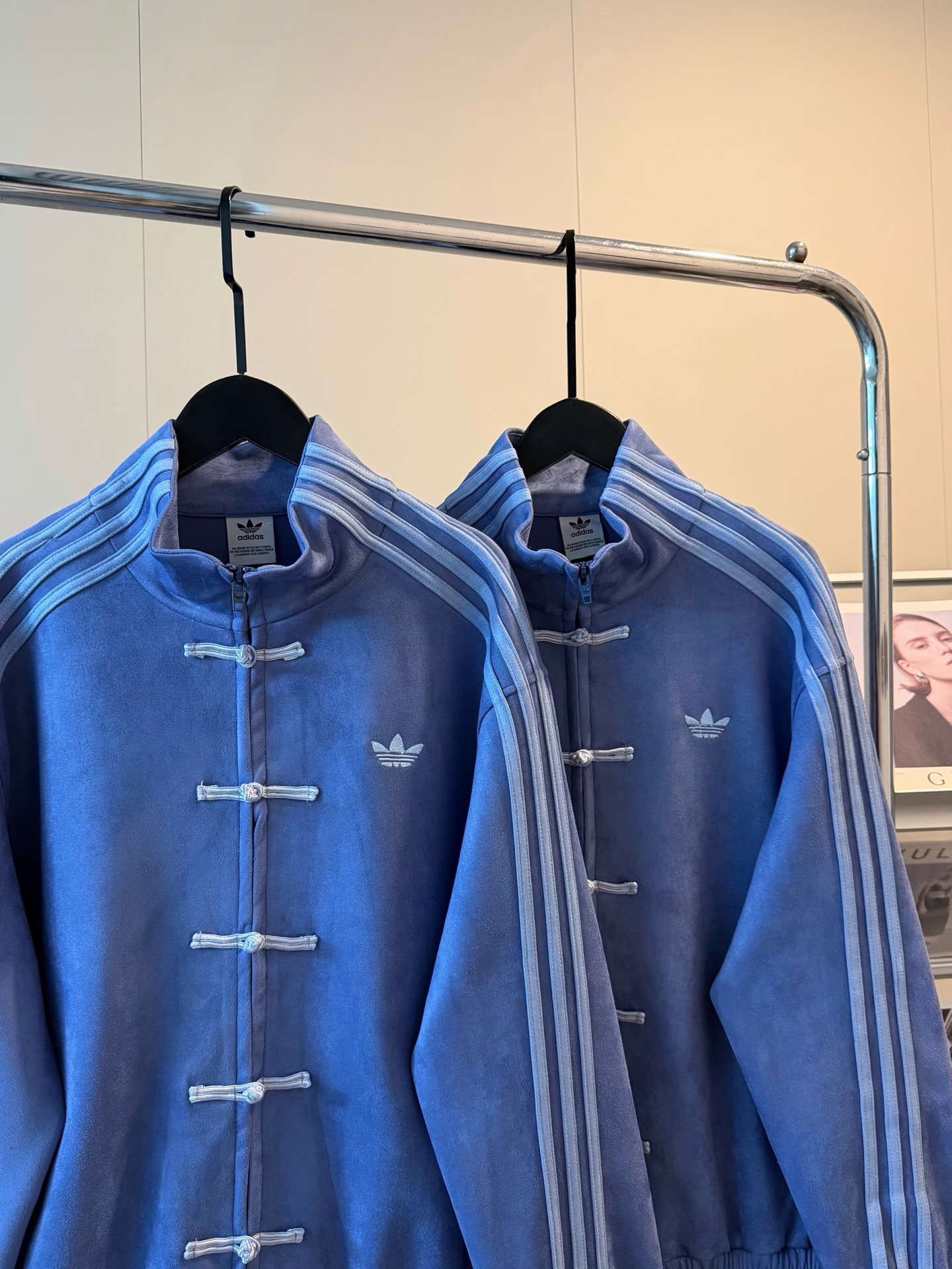 💰165
🖤Adidas阿迪三叶草限定新中式麂皮绒宝蓝拉链扣子外套
治愈蓝新中式💙💙妥妥的复古高级感～
谁懂啊！阿迪这次把新中式和鹿皮绒玩到了心巴上～ 
低饱和的宝蓝自带柔光滤镜 黄皮穿显白到发光
细节控狂喜！👀胸前小刺绣LOGO低调有辨识度
麂皮绒面料摸起来软fufu的哑光质感自带奢华感 高级到不行 ～
今年秋冬的显贵穿搭⭐这件藏青色中式外套直接锁死！
Color：藏青
Size：S M L
S 胸围112衣长61
M胸围114衣长63
L 胸围116衣长65