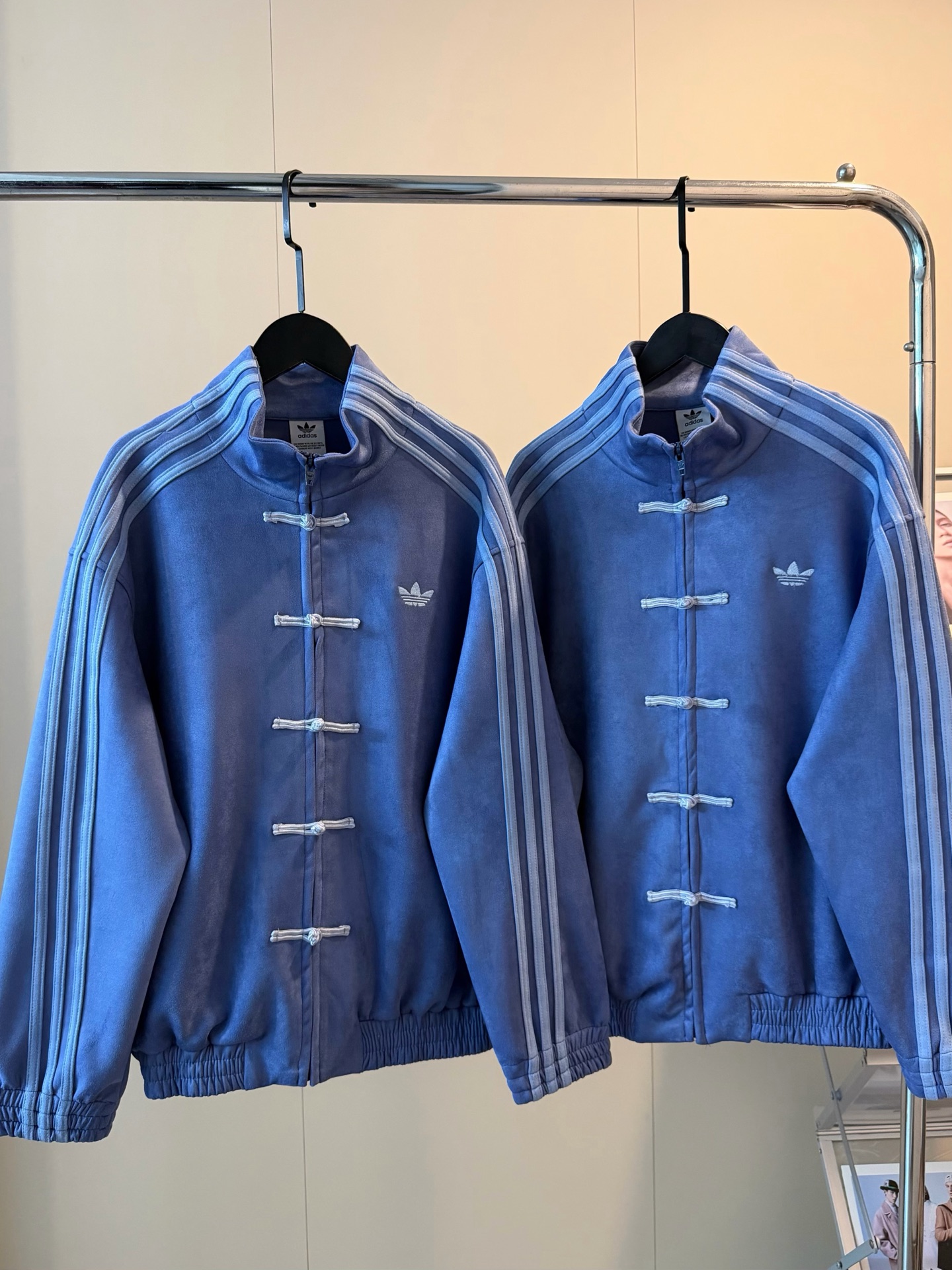 💰165
🖤Adidas阿迪三叶草限定新中式麂皮绒宝蓝拉链扣子外套
治愈蓝新中式💙💙妥妥的复古高级感～
谁懂啊！阿迪这次把新中式和鹿皮绒玩到了心巴上～ 
低饱和的宝蓝自带柔光滤镜 黄皮穿显白到发光
细节控狂喜！👀胸前小刺绣LOGO低调有辨识度
麂皮绒面料摸起来软fufu的哑光质感自带奢华感 高级到不行 ～
今年秋冬的显贵穿搭⭐这件藏青色中式外套直接锁死！
Color：藏青
Size：S M L
S 胸围112衣长61
M胸围114衣长63
L 胸围116衣长65