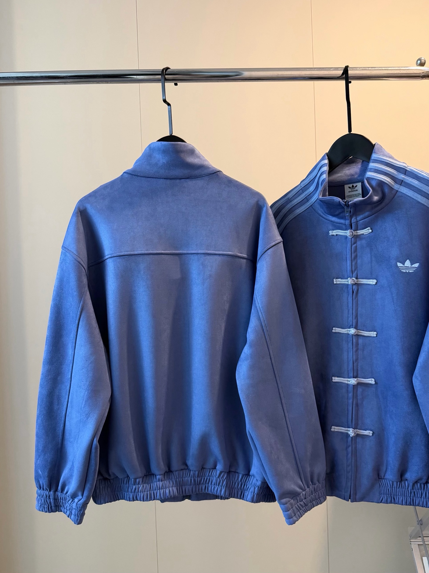 💰165
🖤Adidas阿迪三叶草限定新中式麂皮绒宝蓝拉链扣子外套
治愈蓝新中式💙💙妥妥的复古高级感～
谁懂啊！阿迪这次把新中式和鹿皮绒玩到了心巴上～ 
低饱和的宝蓝自带柔光滤镜 黄皮穿显白到发光
细节控狂喜！👀胸前小刺绣LOGO低调有辨识度
麂皮绒面料摸起来软fufu的哑光质感自带奢华感 高级到不行 ～
今年秋冬的显贵穿搭⭐这件藏青色中式外套直接锁死！
Color：藏青
Size：S M L
S 胸围112衣长61
M胸围114衣长63
L 胸围116衣长65