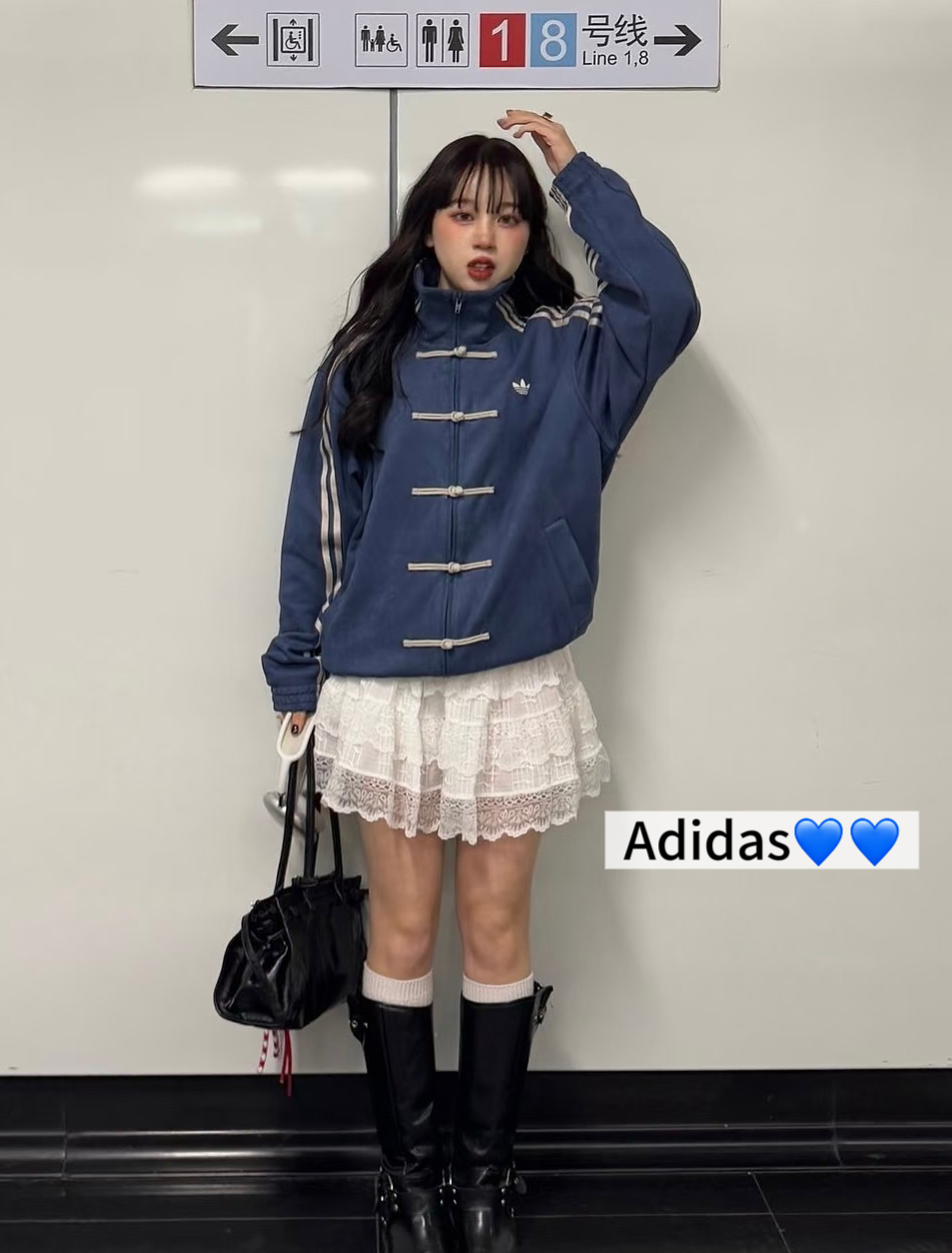 💰165
🖤Adidas阿迪三叶草限定新中式麂皮绒宝蓝拉链扣子外套
治愈蓝新中式💙💙妥妥的复古高级感～
谁懂啊！阿迪这次把新中式和鹿皮绒玩到了心巴上～ 
低饱和的宝蓝自带柔光滤镜 黄皮穿显白到发光
细节控狂喜！👀胸前小刺绣LOGO低调有辨识度
麂皮绒面料摸起来软fufu的哑光质感自带奢华感 高级到不行 ～
今年秋冬的显贵穿搭⭐这件藏青色中式外套直接锁死！
Color：藏青
Size：S M L
S 胸围112衣长61
M胸围114衣长63
L 胸围116衣长65