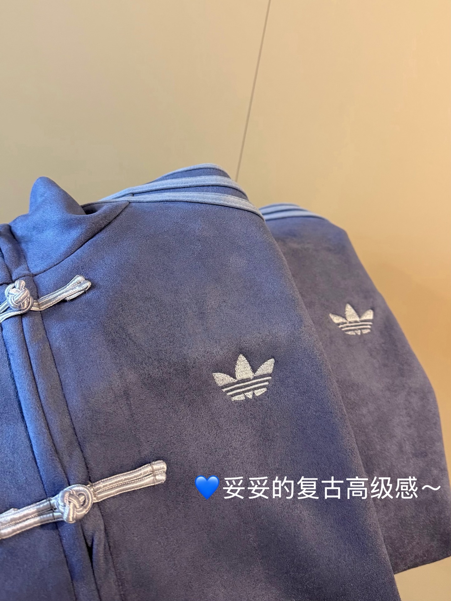 💰165
🖤Adidas阿迪三叶草限定新中式麂皮绒宝蓝拉链扣子外套
治愈蓝新中式💙💙妥妥的复古高级感～
谁懂啊！阿迪这次把新中式和鹿皮绒玩到了心巴上～ 
低饱和的宝蓝自带柔光滤镜 黄皮穿显白到发光
细节控狂喜！👀胸前小刺绣LOGO低调有辨识度
麂皮绒面料摸起来软fufu的哑光质感自带奢华感 高级到不行 ～
今年秋冬的显贵穿搭⭐这件藏青色中式外套直接锁死！
Color：藏青
Size：S M L
S 胸围112衣长61
M胸围114衣长63
L 胸围116衣长65