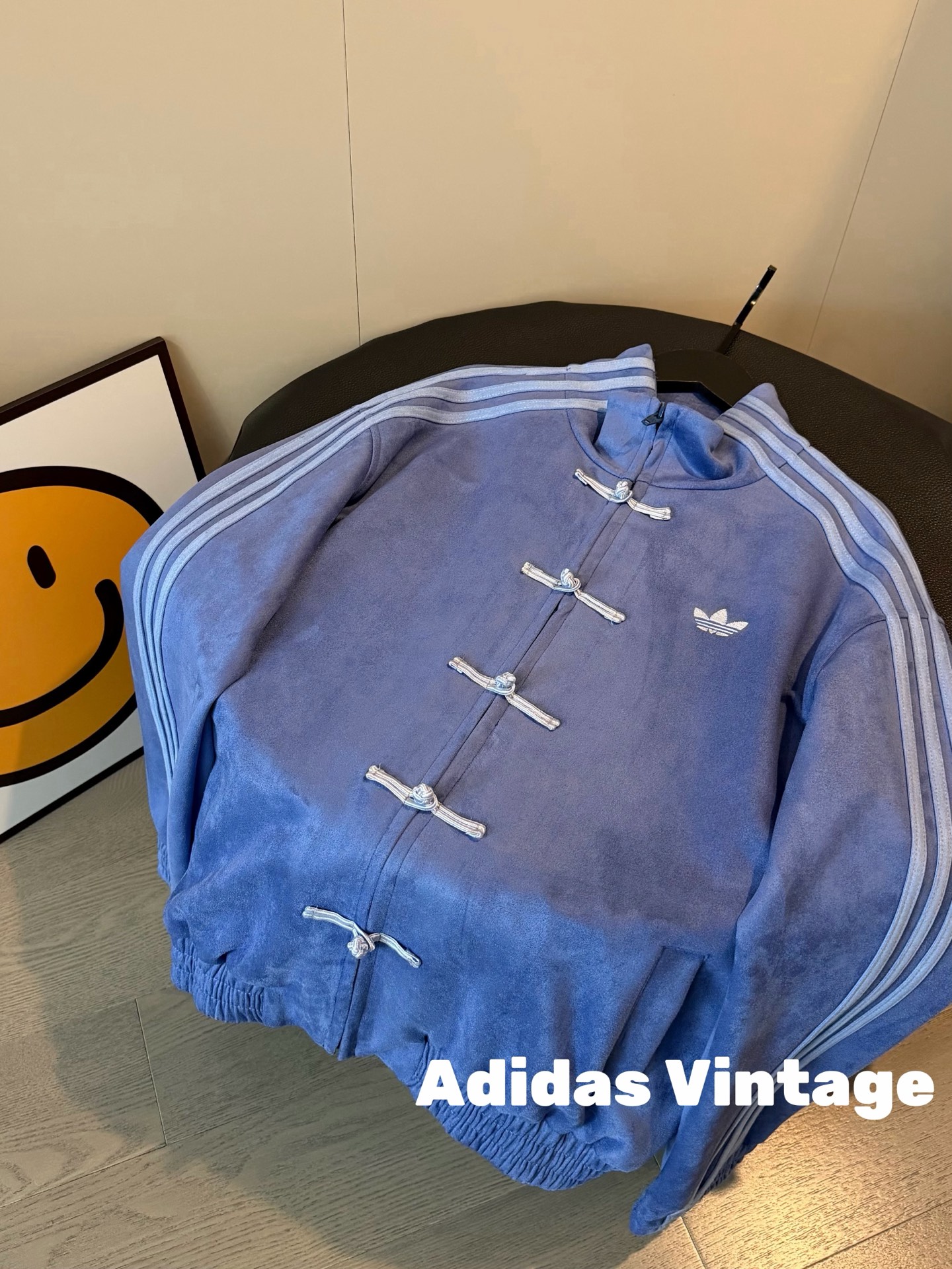 💰165
🖤Adidas阿迪三叶草限定新中式麂皮绒宝蓝拉链扣子外套
治愈蓝新中式💙💙妥妥的复古高级感～
谁懂啊！阿迪这次把新中式和鹿皮绒玩到了心巴上～ 
低饱和的宝蓝自带柔光滤镜 黄皮穿显白到发光
细节控狂喜！👀胸前小刺绣LOGO低调有辨识度
麂皮绒面料摸起来软fufu的哑光质感自带奢华感 高级到不行 ～
今年秋冬的显贵穿搭⭐这件藏青色中式外套直接锁死！
Color：藏青
Size：S M L
S 胸围112衣长61
M胸围114衣长63
L 胸围116衣长65