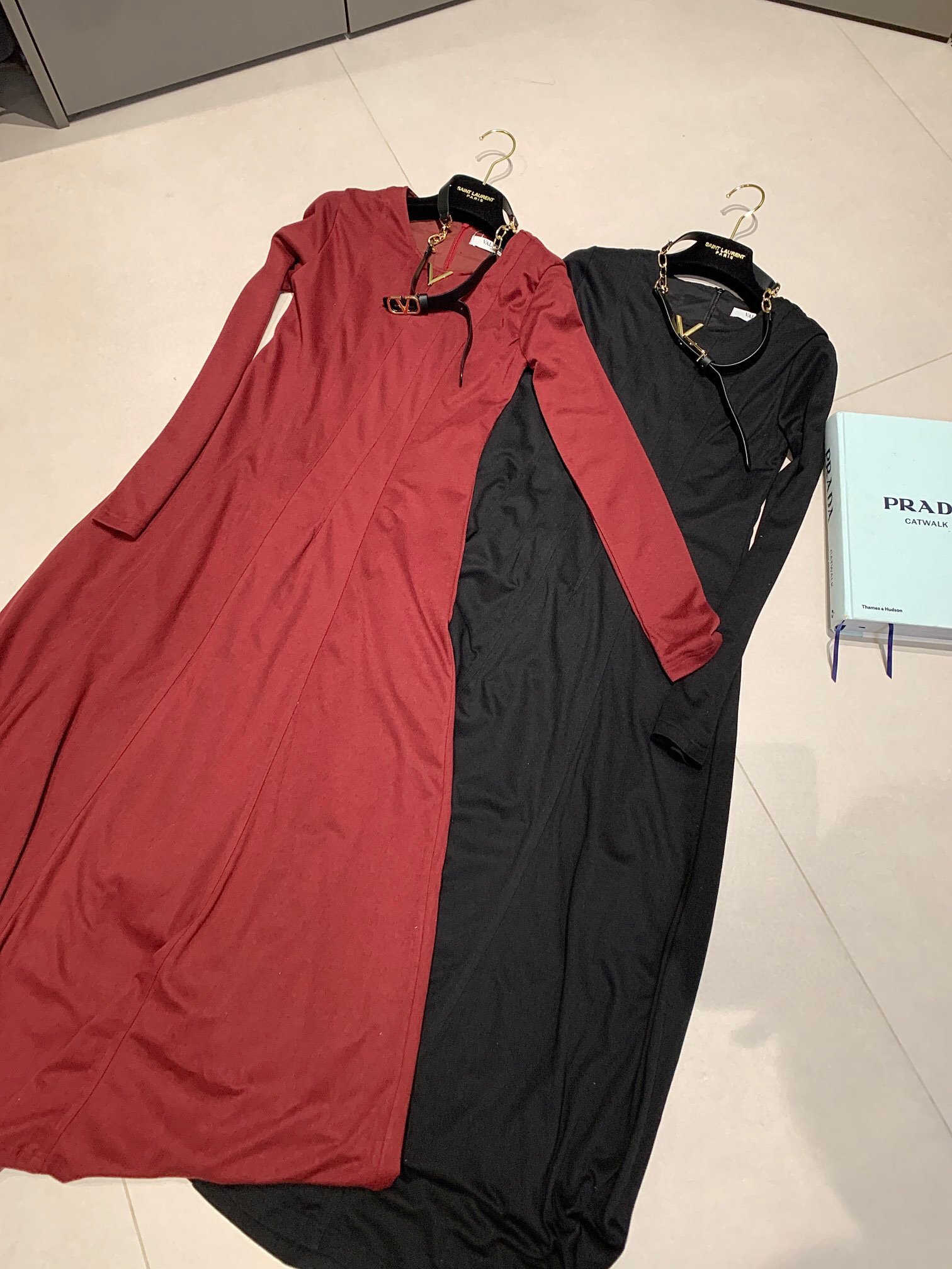 NO:295296,VALENTIN* 2025 New early spring model with a 8-piece cut round neck metal buckle embellishment, a large waist-hugging dress, gentle and lovely, exuding an elegant woman's unique temperament, simple and not monotonous, distribution belt, showing femininity, hot products recommended in stock color black/red Number ML, valentino, skirts, alexander wang19860909VALENTIN* 2025 早春新款 重工八片裁剪圆领金属扣点缀,大摆收腰连衣裙,温婉可人超级好看 散发出优雅女人独特气质,简约又不单调,配送腰带,尽显女性气质 ,爆款现货推荐 颜色黑色/红色 码数ML,,valentino,skirts,alexander wang,Women's clothing