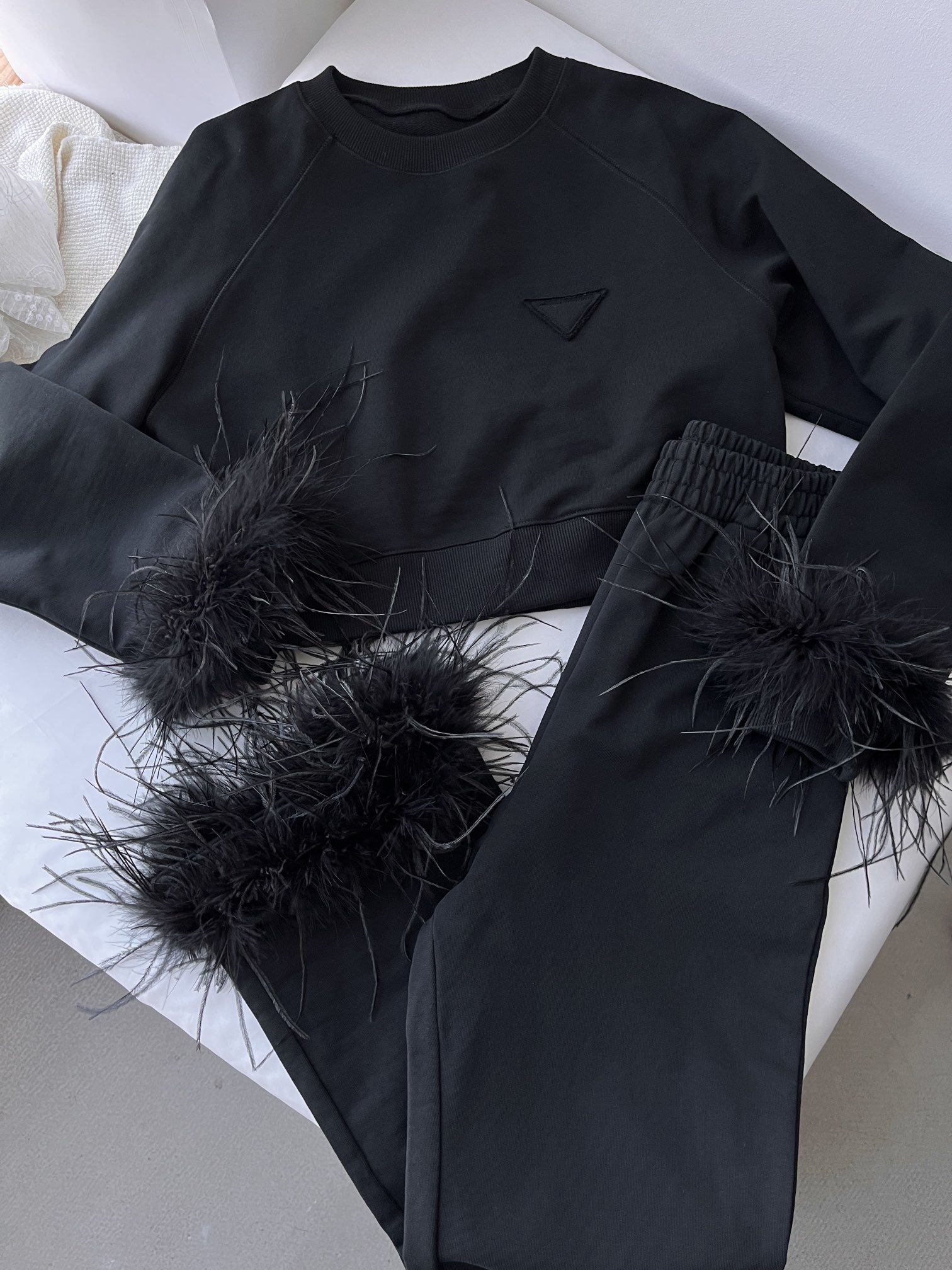 pr24早春新款鸵鸟毛卫衣长裤套装千金公主的最爱的套装卫衣和奢华的鸵鸟毛拼接的设计！鸵鸟毛的选择费劲了心