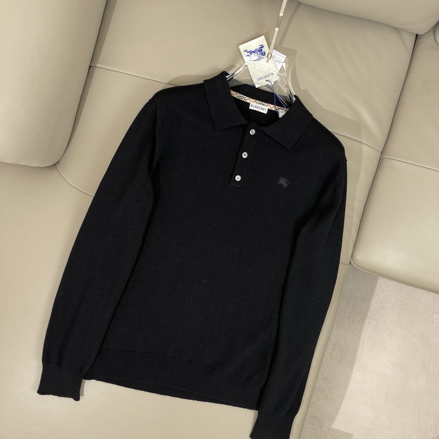 NO:609375,BBR Wool Polo Shirt, high-quality cashmere wool fabric, delicate and smooth, lapel design, exquisite war horse logo embroidery, simple and low-key, suitable for casual and business occasions, regardless of age, wide audience, size S, M, L, XL,, alexander wang19860909BBR 羊毛 Polo衫 优质喀什米尔羊毛面料 细腻柔滑 翻领设计 精致战马Logo刺绣 简约低调 休闲 商务场合都适合 不挑年龄 受众人群广泛 码数S,M,L,XL,,alexander wang,Men's clothing