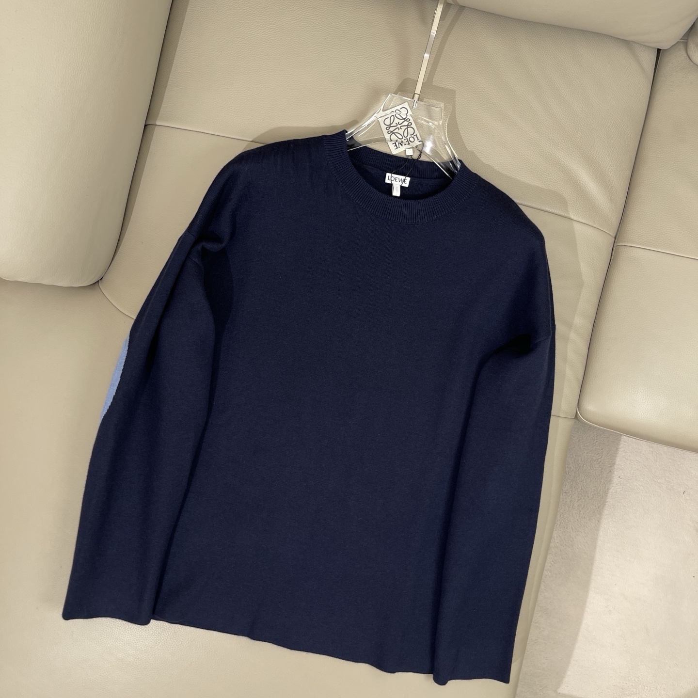 NO:609393,Loewe cardigan Loose fit Elbow embroidered padding Decorative pattern Merino wool material Comfortable and soft feel Warm and cold-proof Oversize silhouette design The upper body highlights the lazy and comfortable temperament Size S, M, L, XL,, loewe, loewe, versace, alexander wang19860909Loewe罗意威 羊毛衫 宽松版型 肘部刺绣垫衬 装饰图案 美丽奴羊毛材质 手感舒适柔软 保暖防寒 Oversize廓形设计 上身突显慵懒 自在的气质 码数S,M,L,XL,,loewe,loewe,versace,alexander wang,Men's clothing