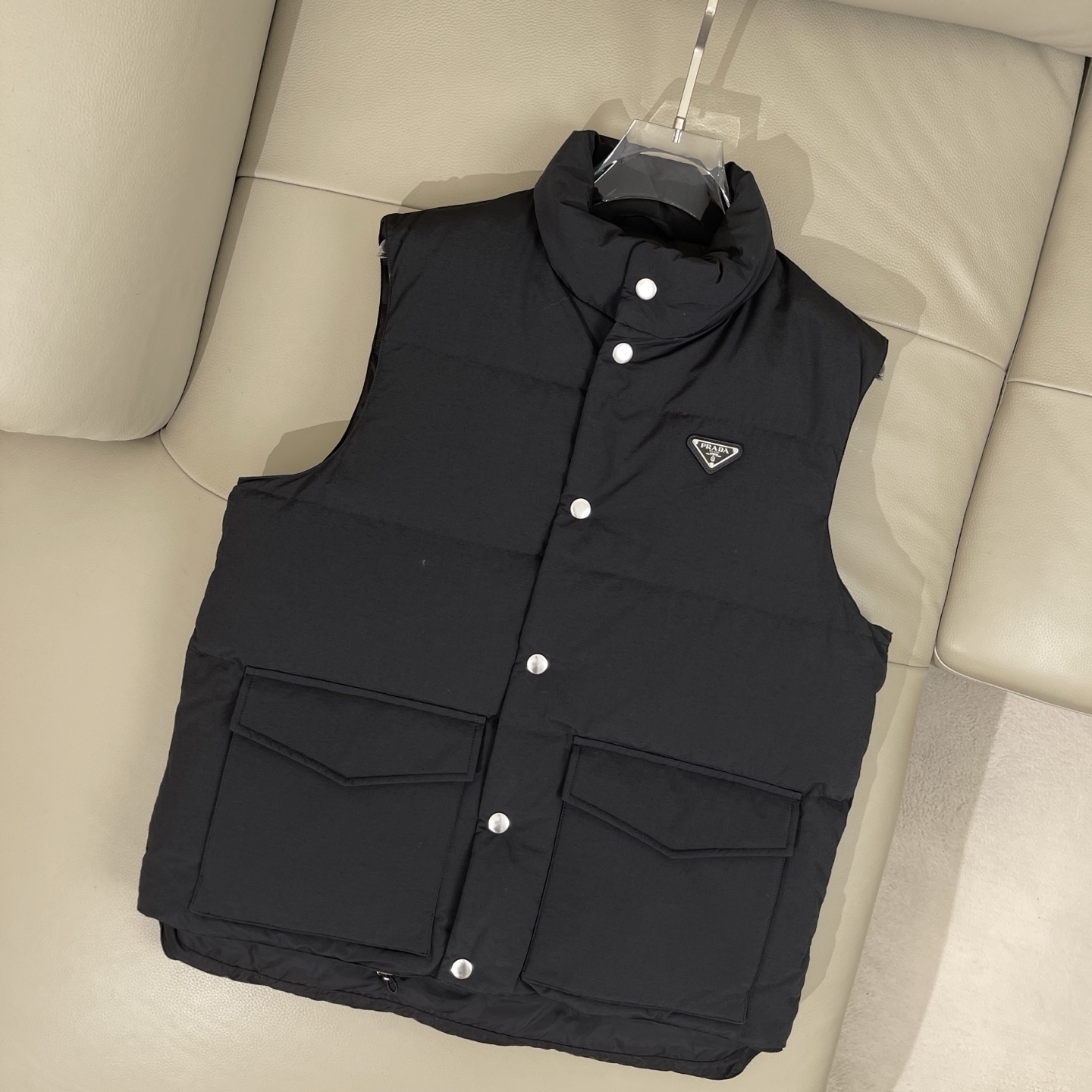 NO:611494,Prada Workwear Vest Autumn and Winter New Style Workwear Style Flap Big Pocket Patch National Standard White Duck Down Filling High Filling Warmth and Comfort Customized Hardware Accessories NFC Logo Label Enamel-coated Metal Logo Size S, M, L, XL,, prada, alexander wang19860909Prada 工装 马甲 秋冬新款 工装风 翻盖大口袋贴饰 国标白鸭绒填充 蓬松度高 保暖舒适 定制五金辅料 NFC标识标签 涂珐琅金属徽标 码数S,M,L,XL,,prada,alexander wang,Men's clothing