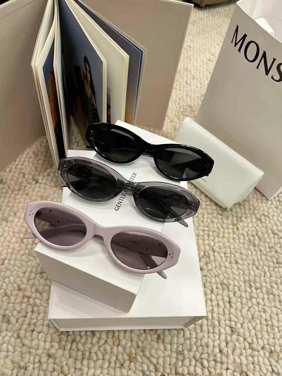 💰P210新款【Vamp 】2025Collection来啦
-
GM25年😎贵气“小金标” 保留酷酷立体小黑超棱角感  整体更轻巧更圆润〰️时尚猫眼系列、灰色也太洋气了叭～
新年新气象 带上黑超美美开工🧨
-
Gentlemonster优质板材一体成型，轻量化可缓解对鼻梁的压力，框形有倾斜度，设计更加修饰亚洲人脸型，佩戴也更舒适！
-
正面: 147.8mm, 镜脚: 146.4mm
宽度: 53.4mm, 高度: 33.6mm
鼻梁: 23mm
-
颜色：黑色/透灰/香芋紫
配全套包装，自用送人皆可