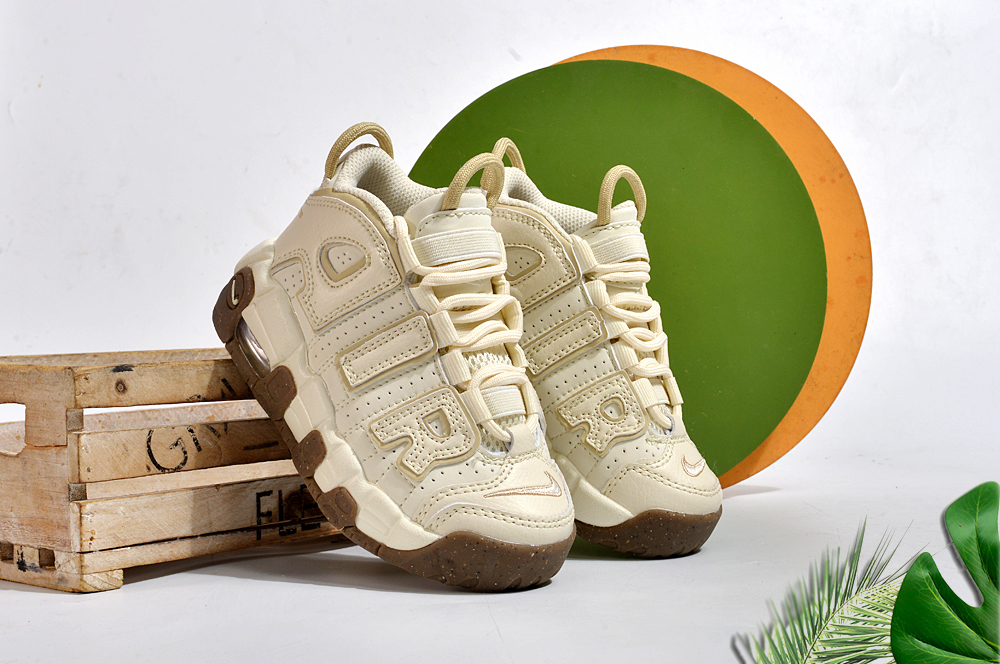 Nike/耐克 童鞋 原楦原档案开发版型，采用同源一致牛剖革鞋面材质，市面最为修正全掌真气垫模具,清洁品控区别市面其他版本!!，可视全掌透明中底气垫❗复古百搭配色,耐克Nike Air More Uptempo\”96\”Photon Dust/Metallic Silver\”皮蓬一代系列经典高街百搭休闲运动文化篮球鞋 尺码：25 26 27 28 29 30 31 32 33 34 35 36 37-选品中心