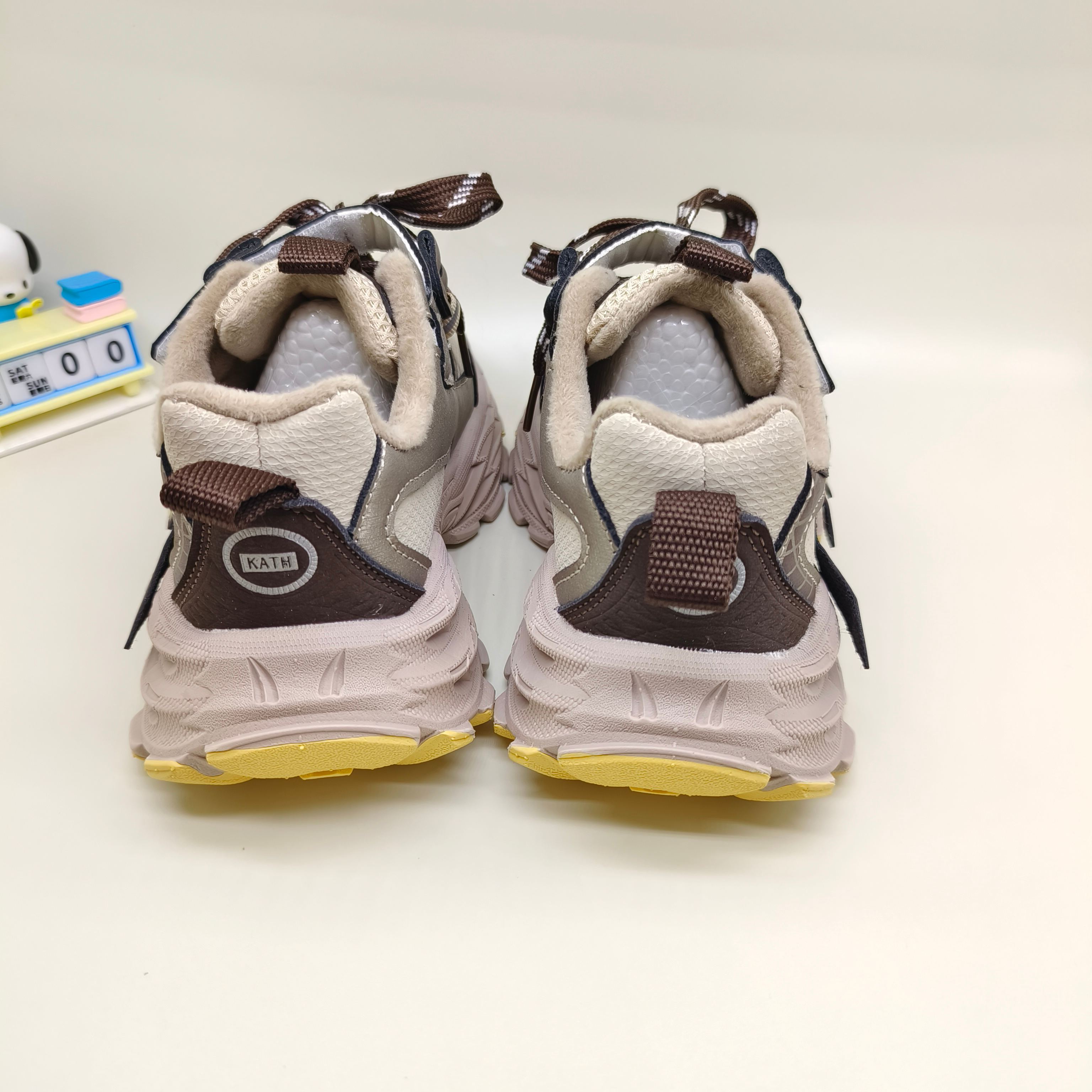 图片[6]-亚瑟士加绒AsicsGel-NYC童鞋亚瑟士潮牌锁扣儿童运动鞋 尺码：32-37码 经典潮牌户外品牌 🆕百搭又时髦✨ 加绒保暖款🔥 锁扣设计，穿脱超方便✌🏻 优质皮料拼接，质感满满🈵️ 橡胶耐磨防滑大底，脚感不言而喻☁️-选品中心