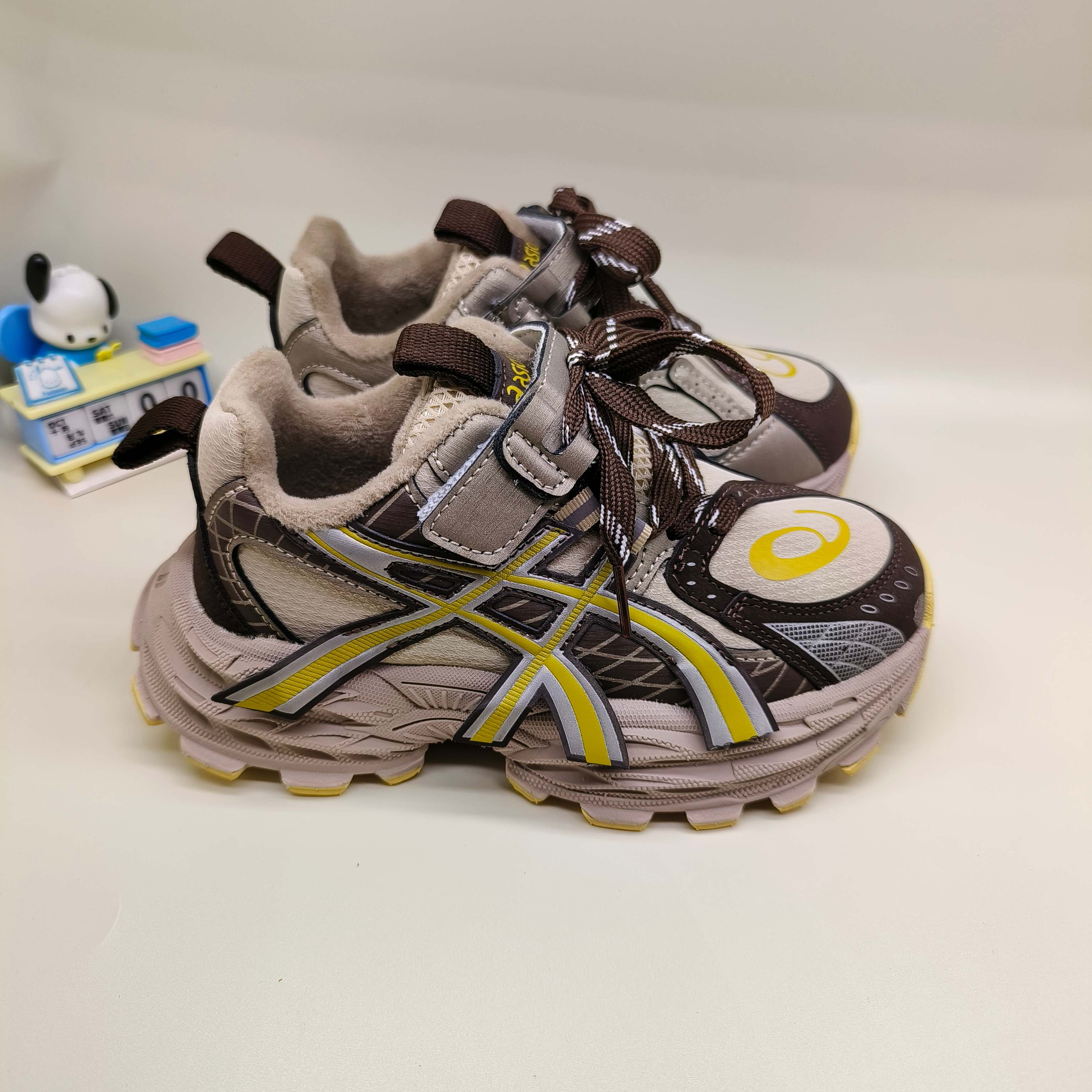 亚瑟士加绒AsicsGel-NYC童鞋亚瑟士潮牌锁扣儿童运动鞋 尺码：32-37码 经典潮牌户外品牌 🆕百搭又时髦✨ 加绒保暖款🔥 锁扣设计，穿脱超方便✌🏻 优质皮料拼接，质感满满🈵️ 橡胶耐磨防滑大底，脚感不言而喻☁️-选品中心