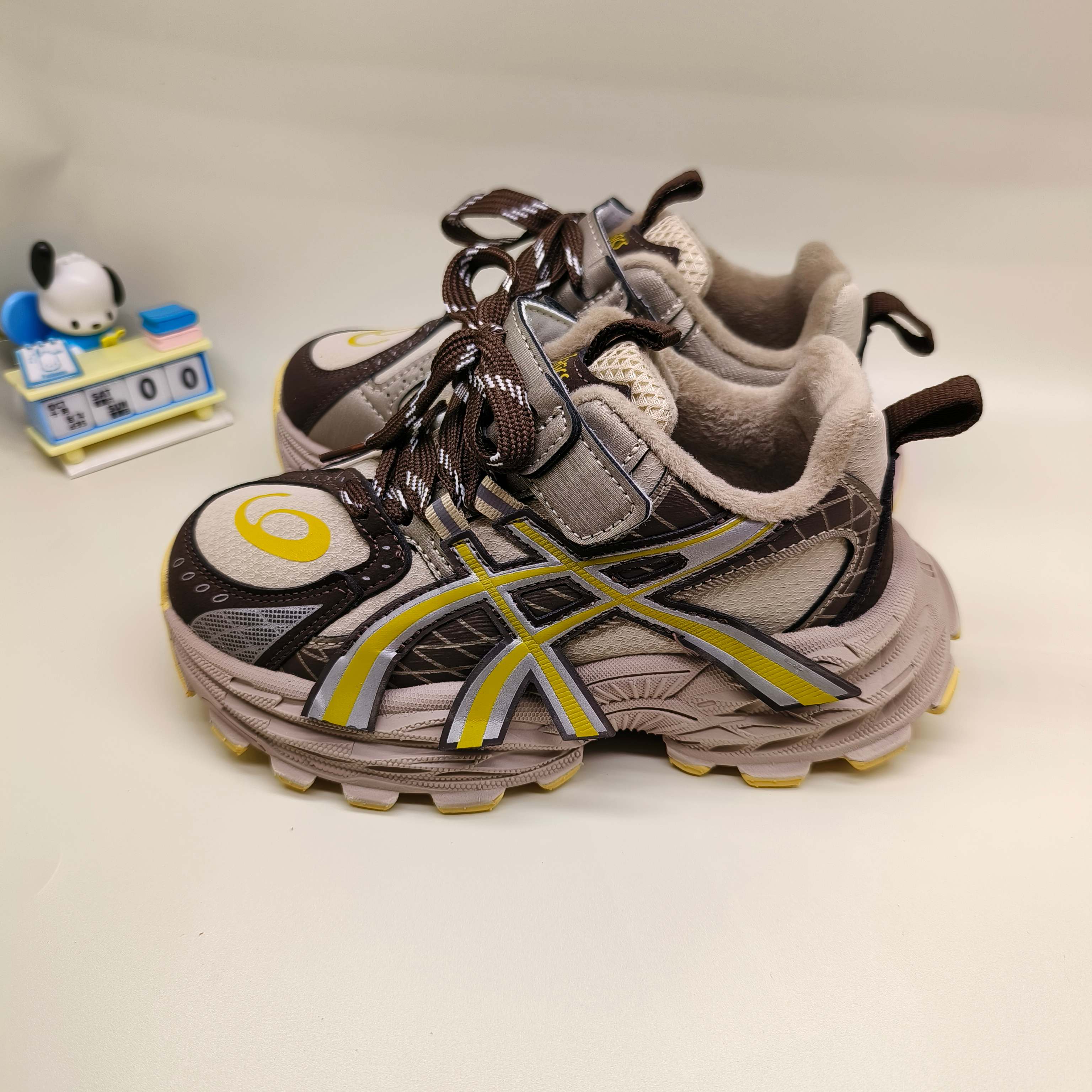 图片[5]-亚瑟士加绒AsicsGel-NYC童鞋亚瑟士潮牌锁扣儿童运动鞋 尺码：32-37码 经典潮牌户外品牌 🆕百搭又时髦✨ 加绒保暖款🔥 锁扣设计，穿脱超方便✌🏻 优质皮料拼接，质感满满🈵️ 橡胶耐磨防滑大底，脚感不言而喻☁️-选品中心