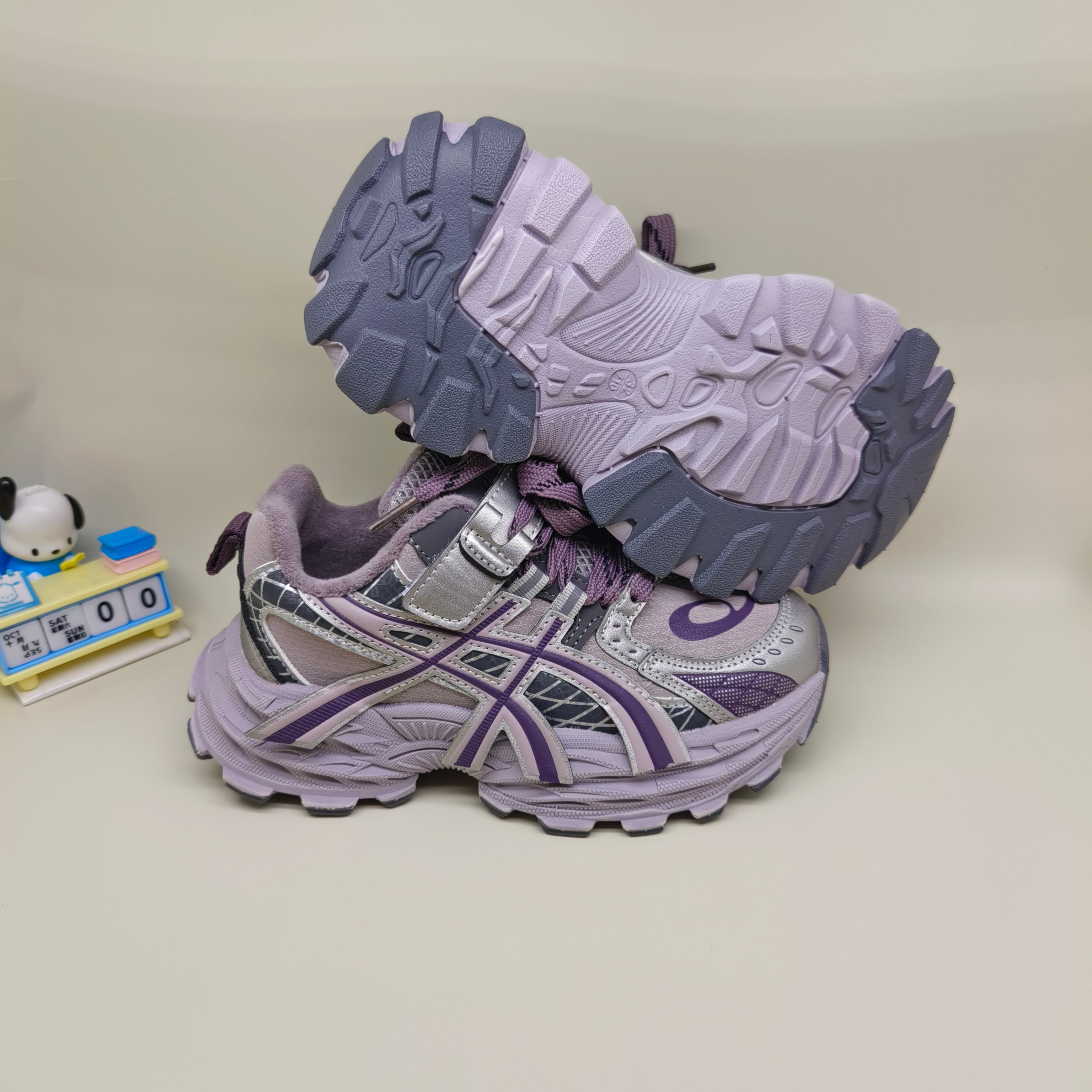 图片[4]-亚瑟士加绒AsicsGel-NYC童鞋亚瑟士潮牌锁扣儿童运动鞋 尺码：32-37码 经典潮牌户外品牌 🆕百搭又时髦✨ 加绒保暖款🔥 锁扣设计，穿脱超方便✌🏻 优质皮料拼接，质感满满🈵️ 橡胶耐磨防滑大底，脚感不言而喻☁️-选品中心