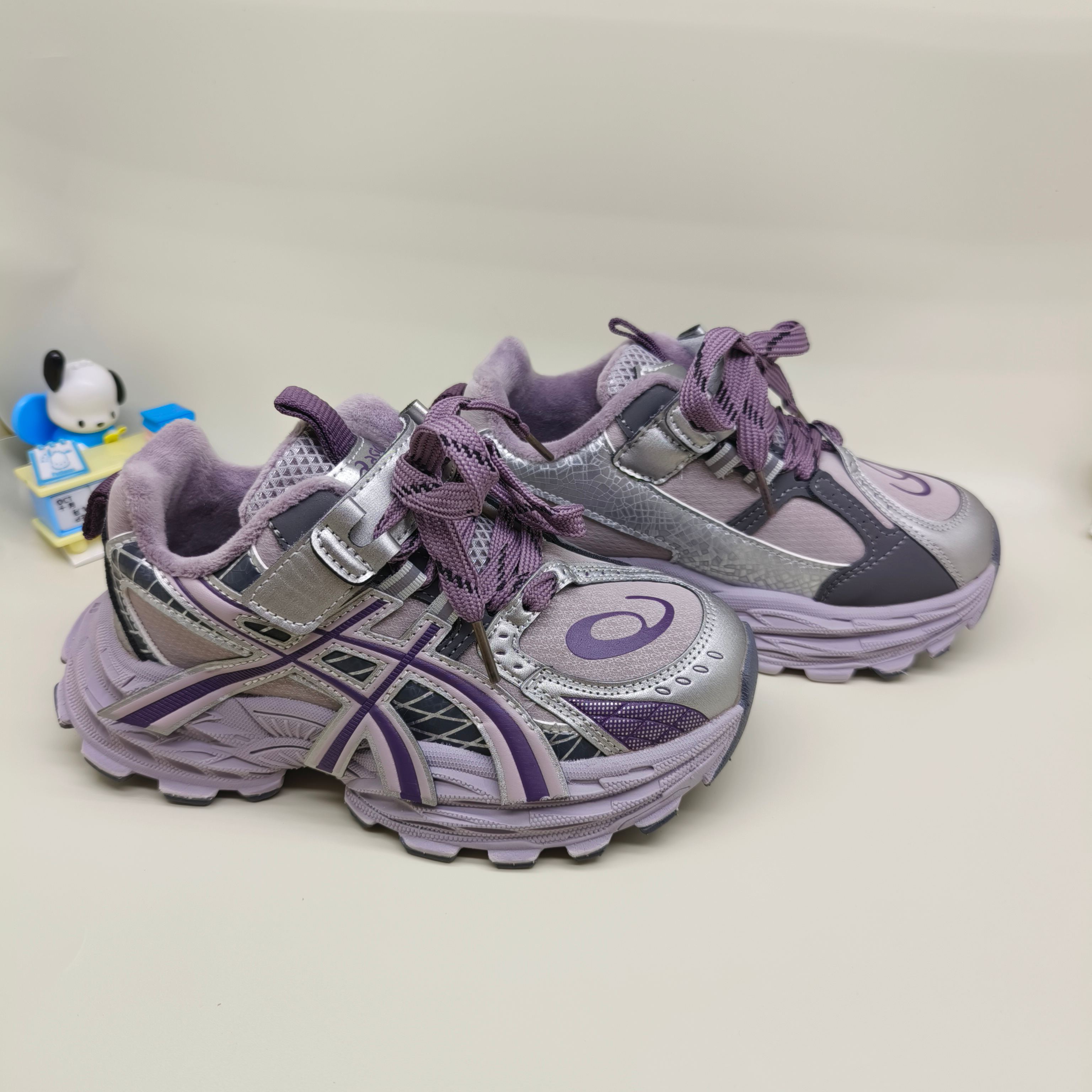 图片[3]-亚瑟士加绒AsicsGel-NYC童鞋亚瑟士潮牌锁扣儿童运动鞋 尺码：32-37码 经典潮牌户外品牌 🆕百搭又时髦✨ 加绒保暖款🔥 锁扣设计，穿脱超方便✌🏻 优质皮料拼接，质感满满🈵️ 橡胶耐磨防滑大底，脚感不言而喻☁️-选品中心