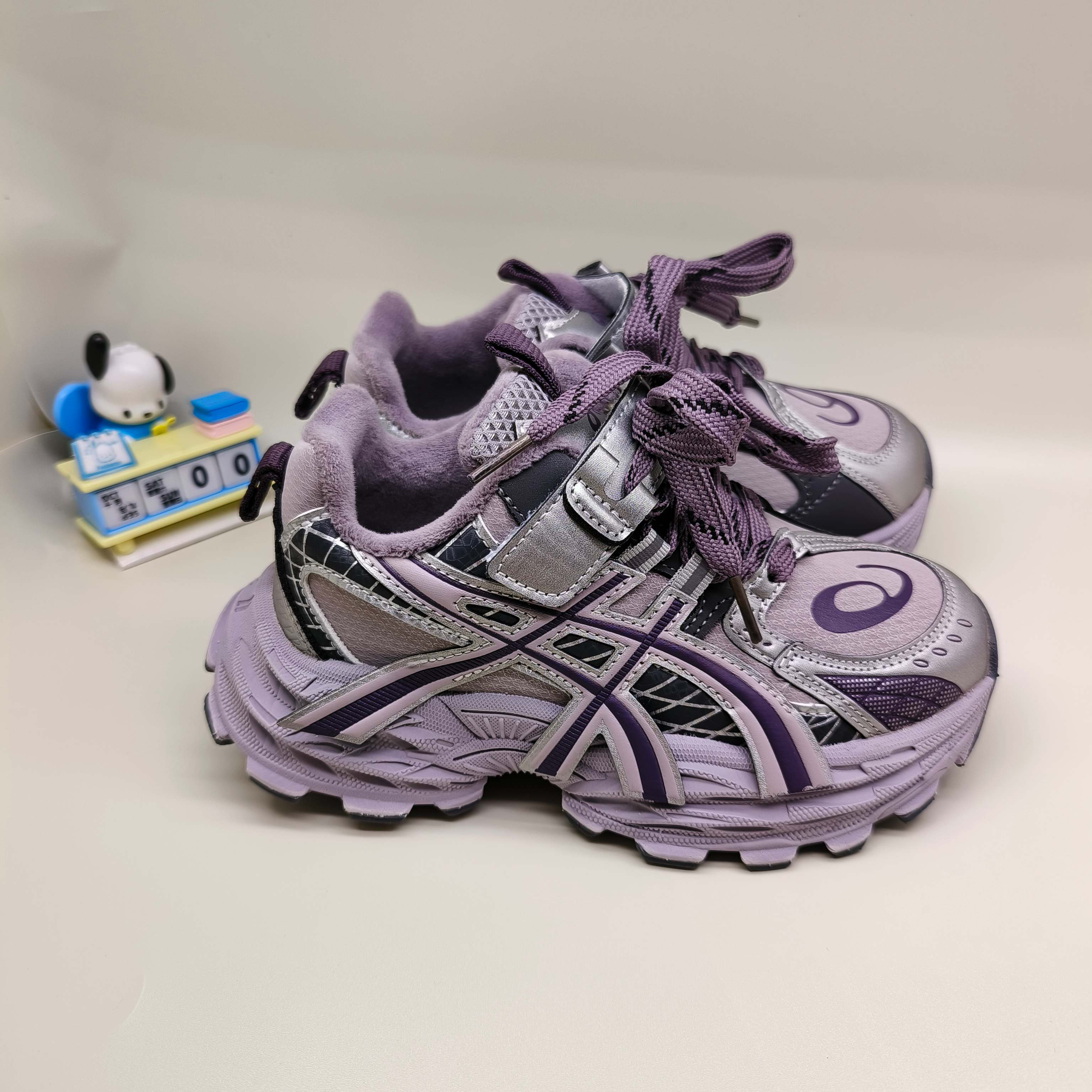 亚瑟士加绒AsicsGel-NYC童鞋亚瑟士潮牌锁扣儿童运动鞋 尺码：32-37码 经典潮牌户外品牌 🆕百搭又时髦✨ 加绒保暖款🔥 锁扣设计，穿脱超方便✌🏻 优质皮料拼接，质感满满🈵️ 橡胶耐磨防滑大底，脚感不言而喻☁️-选品中心