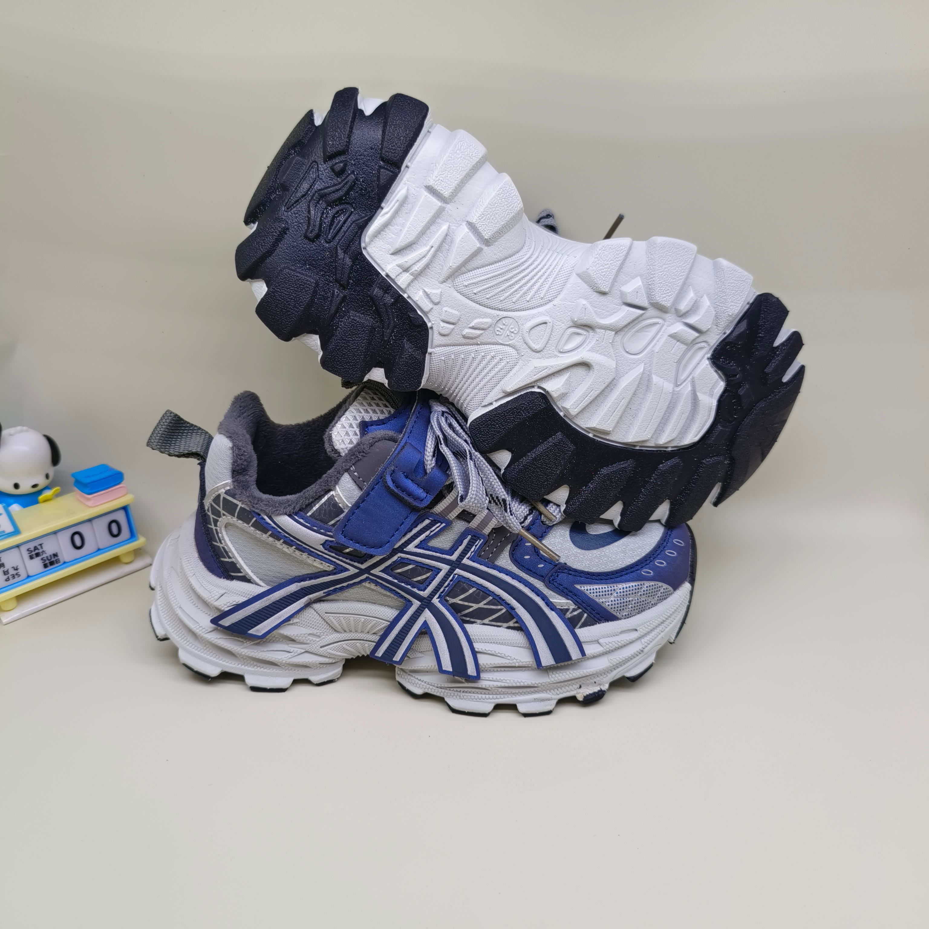 图片[4]-亚瑟士加绒AsicsGel-NYC童鞋亚瑟士潮牌锁扣儿童运动鞋 尺码：32-37码 经典潮牌户外品牌 🆕百搭又时髦✨ 加绒保暖款🔥 锁扣设计，穿脱超方便✌🏻 优质皮料拼接，质感满满🈵️ 橡胶耐磨防滑大底，脚感不言而喻☁️-选品中心