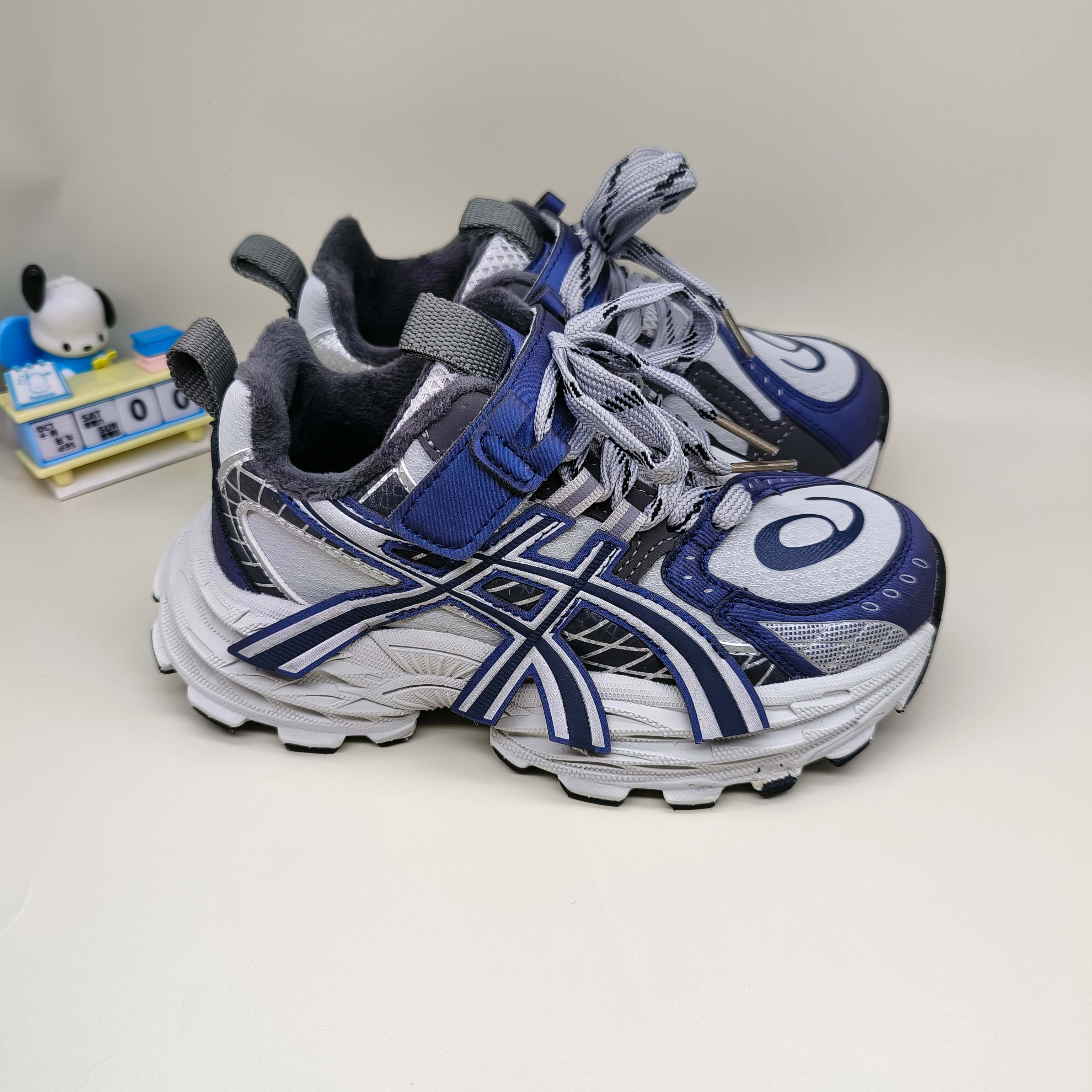 亚瑟士加绒AsicsGel-NYC童鞋亚瑟士潮牌锁扣儿童运动鞋 尺码:32-37码 经典潮牌户外品牌 🆕百搭又时髦✨ 加绒保暖款🔥 锁扣设计,穿脱超方便✌🏻 优质皮料拼接,质感满满🈵️ 橡胶耐磨防滑大底,脚感不言而喻☁️-选品中心