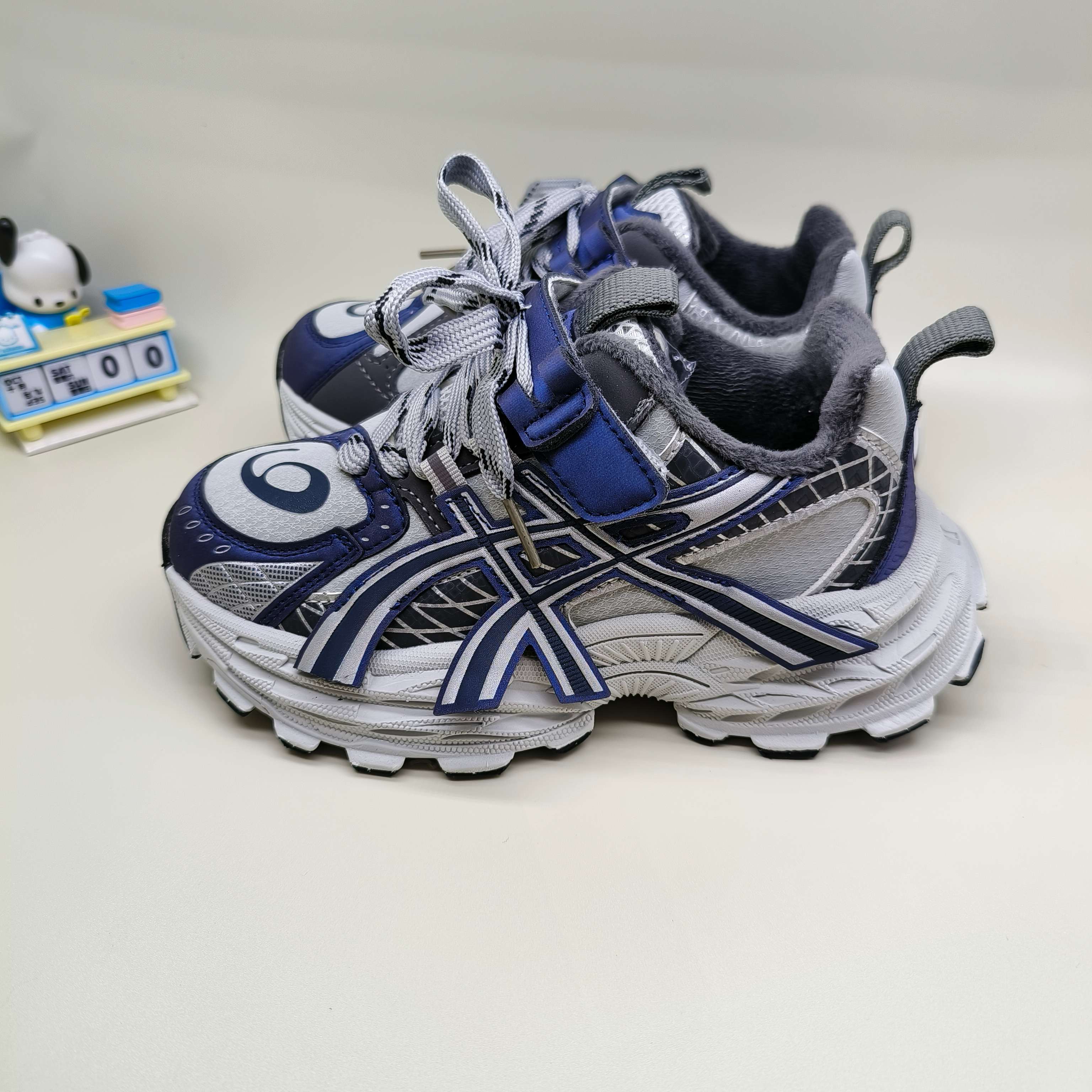 图片[5]-亚瑟士加绒AsicsGel-NYC童鞋亚瑟士潮牌锁扣儿童运动鞋 尺码：32-37码 经典潮牌户外品牌 🆕百搭又时髦✨ 加绒保暖款🔥 锁扣设计，穿脱超方便✌🏻 优质皮料拼接，质感满满🈵️ 橡胶耐磨防滑大底，脚感不言而喻☁️-选品中心