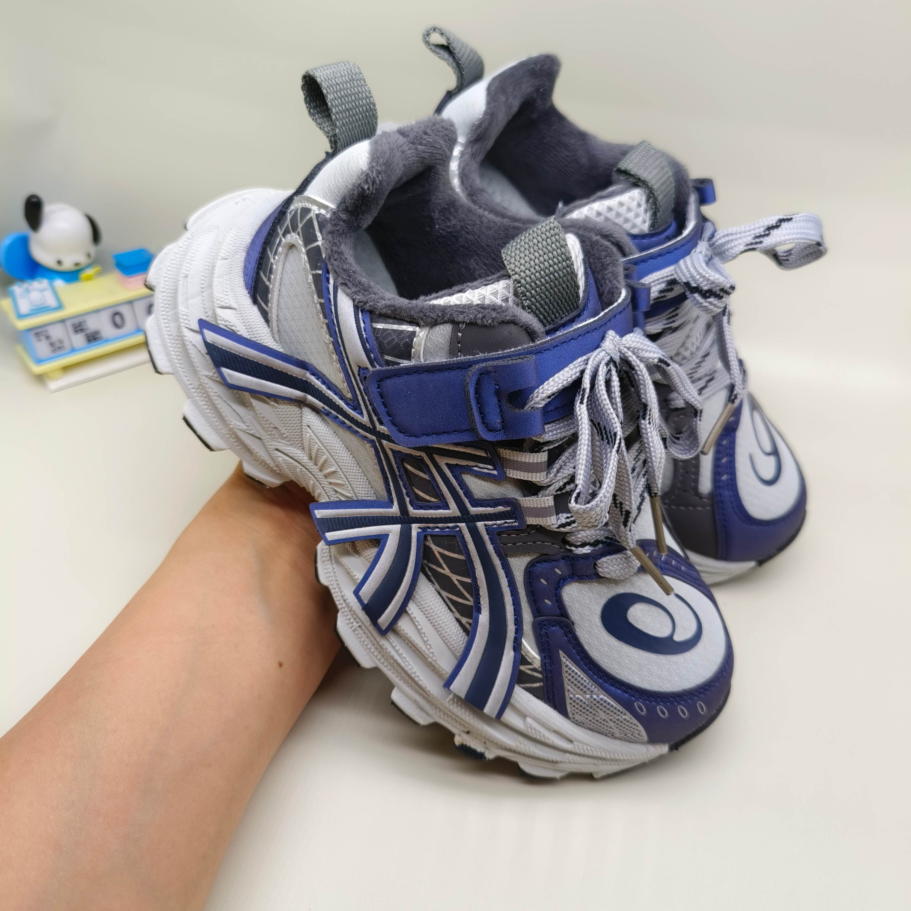 图片[2]-亚瑟士加绒AsicsGel-NYC童鞋亚瑟士潮牌锁扣儿童运动鞋 尺码：32-37码 经典潮牌户外品牌 🆕百搭又时髦✨ 加绒保暖款🔥 锁扣设计，穿脱超方便✌🏻 优质皮料拼接，质感满满🈵️ 橡胶耐磨防滑大底，脚感不言而喻☁️-选品中心