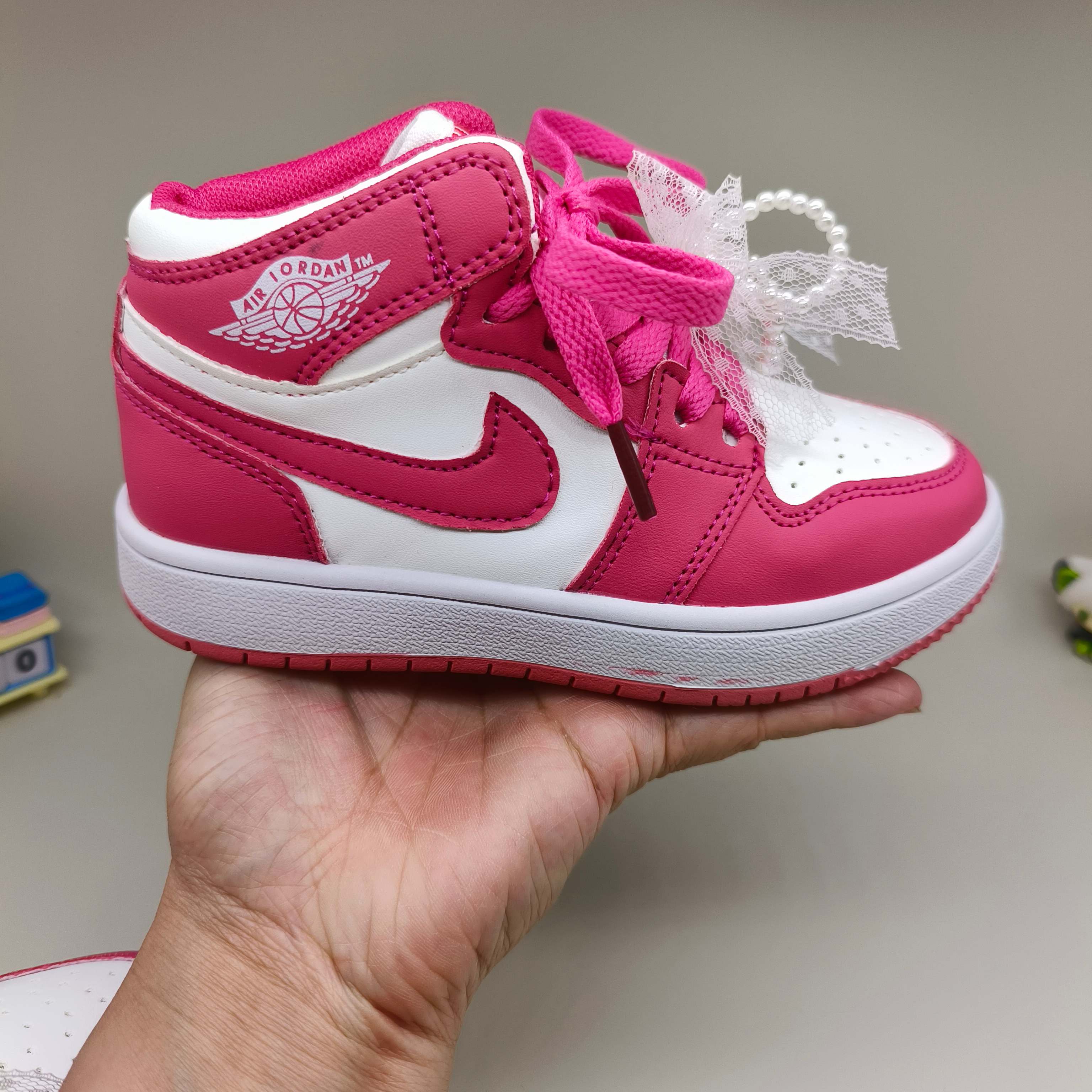 图片[2]-乔一中帮联名魔术贴儿童篮球鞋 尺码：26-37码 经典乔一中帮款式🆕 秋冬超合适❤️ 魔术贴设计，穿脱方便✌🏻 联名系列，蝴蝶结超可爱😍-选品中心