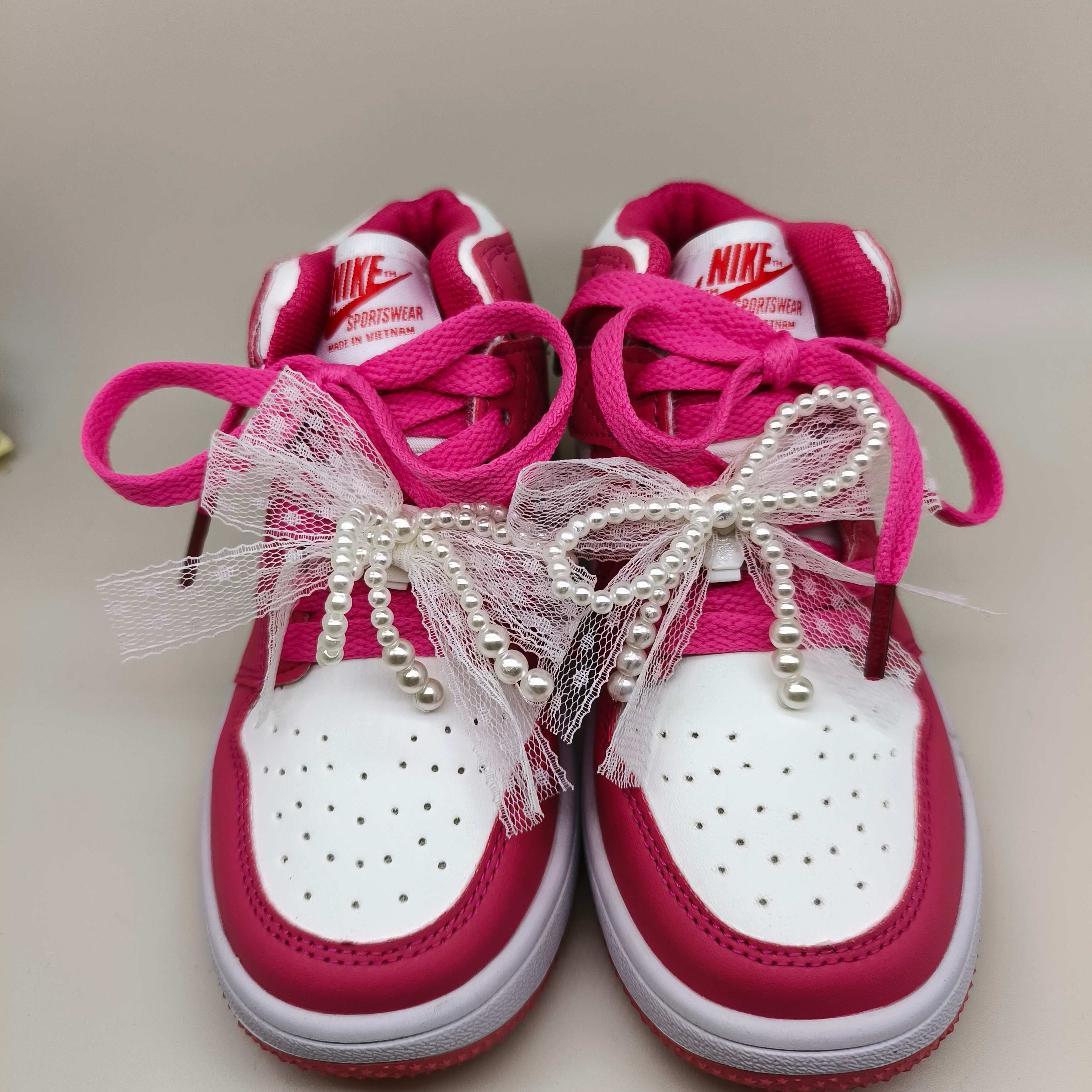 图片[3]-乔一中帮联名魔术贴儿童篮球鞋 尺码：26-37码 经典乔一中帮款式🆕 秋冬超合适❤️ 魔术贴设计，穿脱方便✌🏻 联名系列，蝴蝶结超可爱😍-选品中心