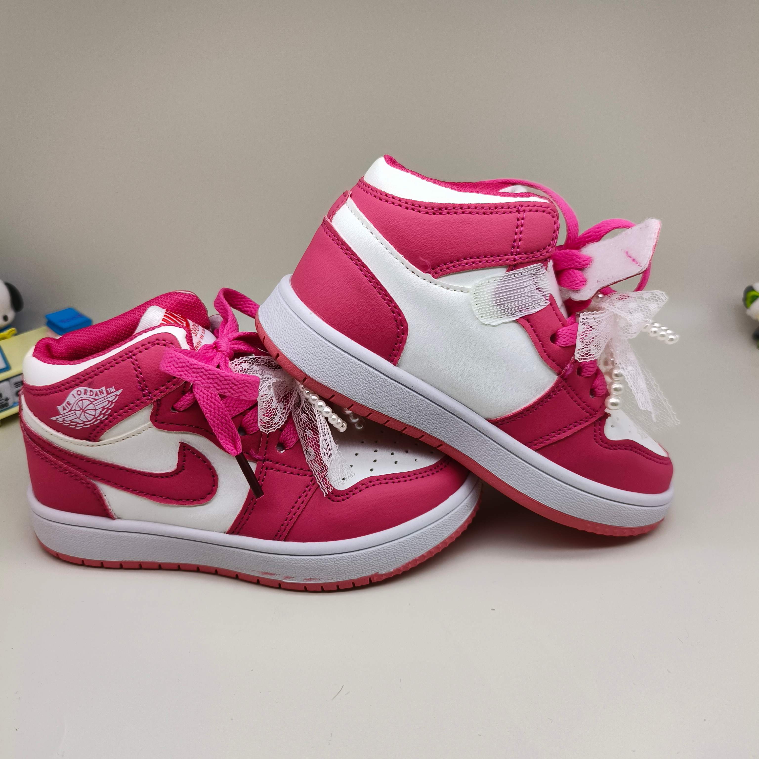 乔一中帮联名魔术贴儿童篮球鞋 尺码：26-37码 经典乔一中帮款式🆕 秋冬超合适❤️ 魔术贴设计，穿脱方便✌🏻 联名系列，蝴蝶结超可爱😍-选品中心