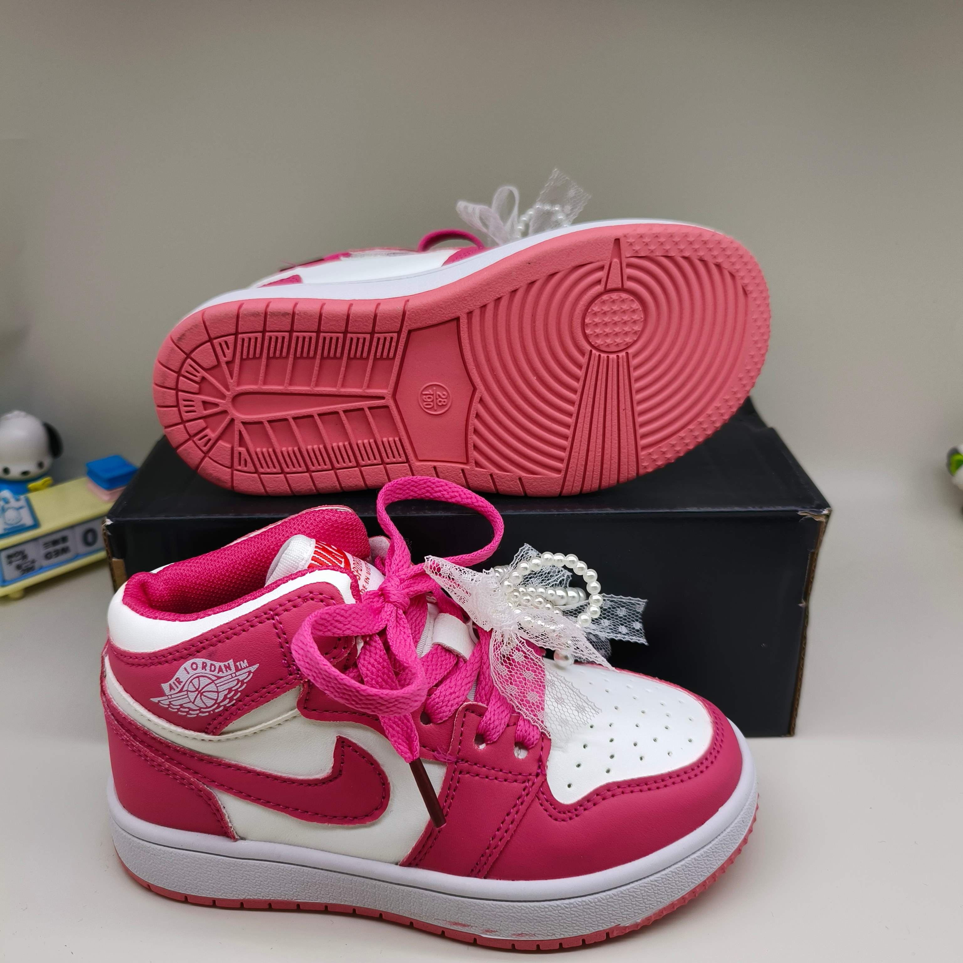 图片[7]-乔一中帮联名魔术贴儿童篮球鞋 尺码：26-37码 经典乔一中帮款式🆕 秋冬超合适❤️ 魔术贴设计，穿脱方便✌🏻 联名系列，蝴蝶结超可爱😍-选品中心