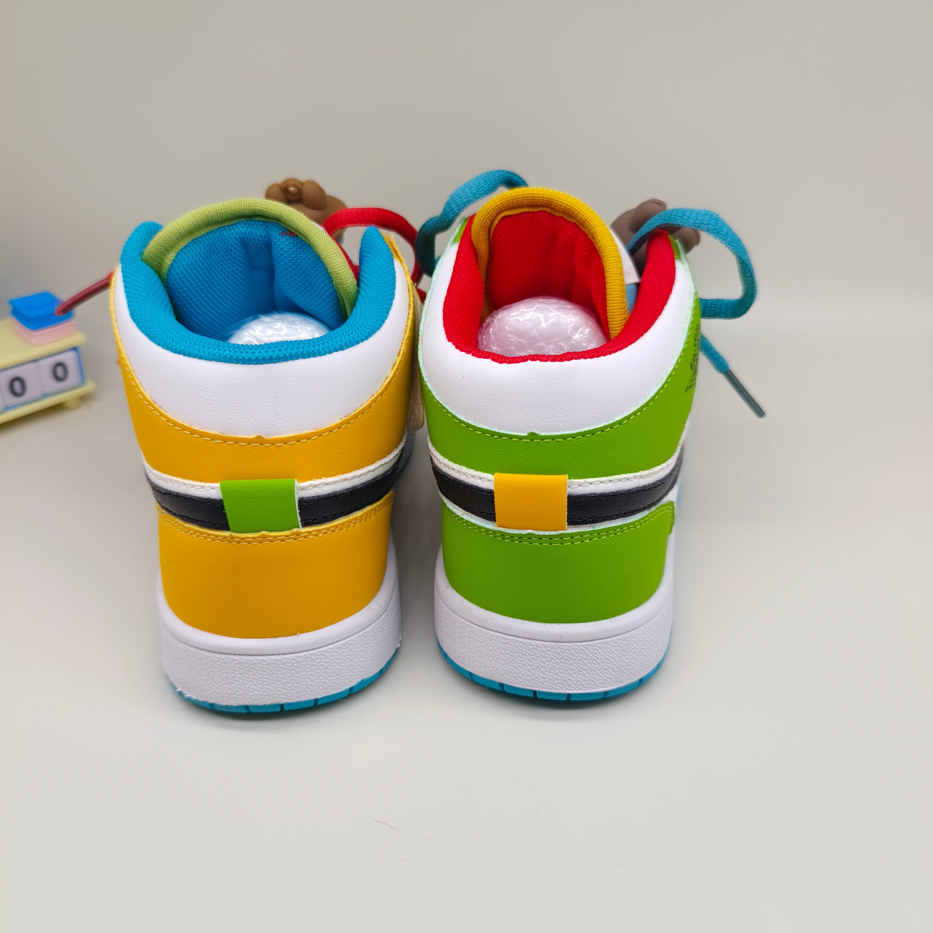 图片[4]-乔一中帮鸳鸯联名魔术贴儿童篮球鞋 尺码：26-37码 经典乔一中帮款式🆕 秋冬超合适❤️ 魔术贴设计，穿脱方便✌🏻 联名系列，拉布布超可爱😍-选品中心