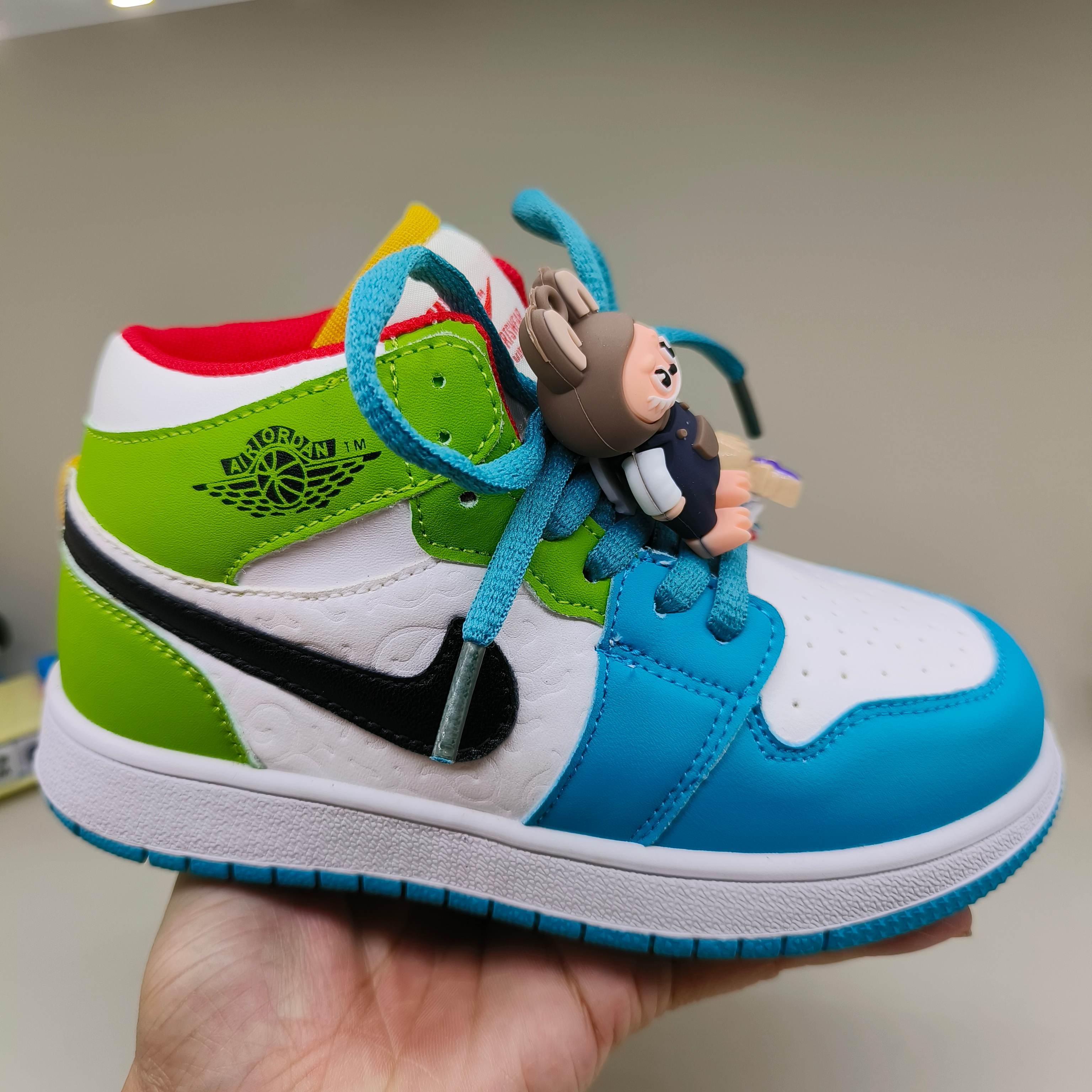 图片[2]-乔一中帮鸳鸯联名魔术贴儿童篮球鞋 尺码：26-37码 经典乔一中帮款式🆕 秋冬超合适❤️ 魔术贴设计，穿脱方便✌🏻 联名系列，拉布布超可爱😍-选品中心