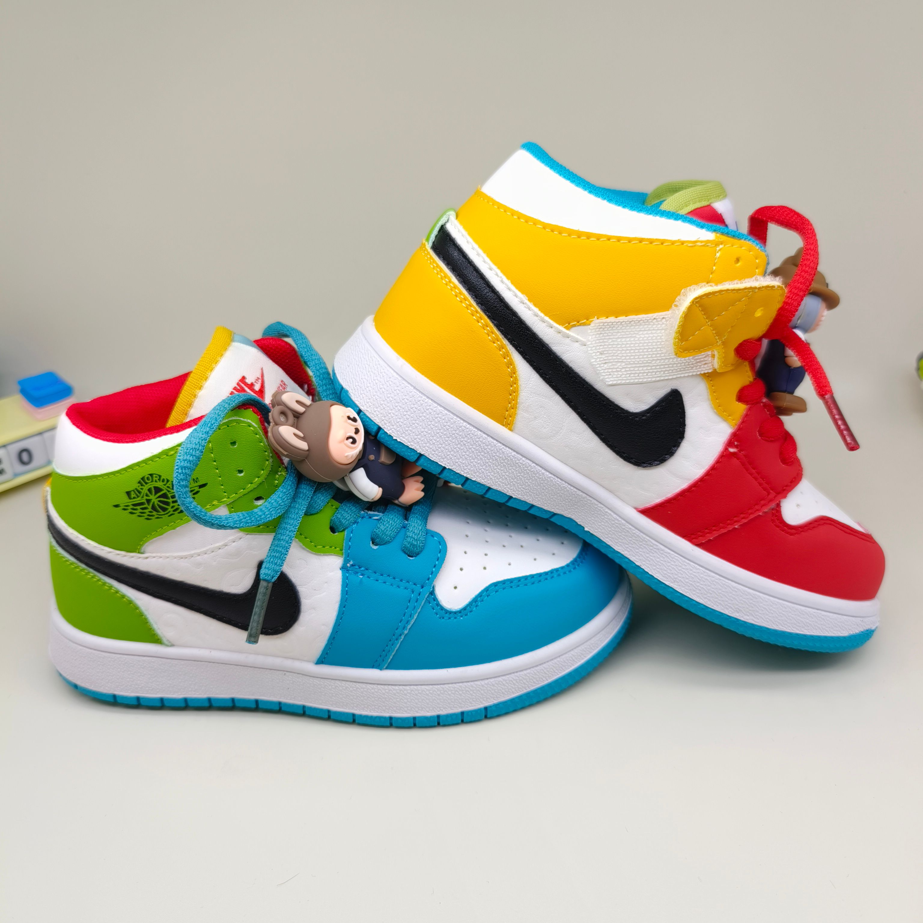 乔一中帮鸳鸯联名魔术贴儿童篮球鞋 尺码：26-37码 经典乔一中帮款式🆕 秋冬超合适❤️ 魔术贴设计，穿脱方便✌🏻 联名系列，拉布布超可爱😍-选品中心