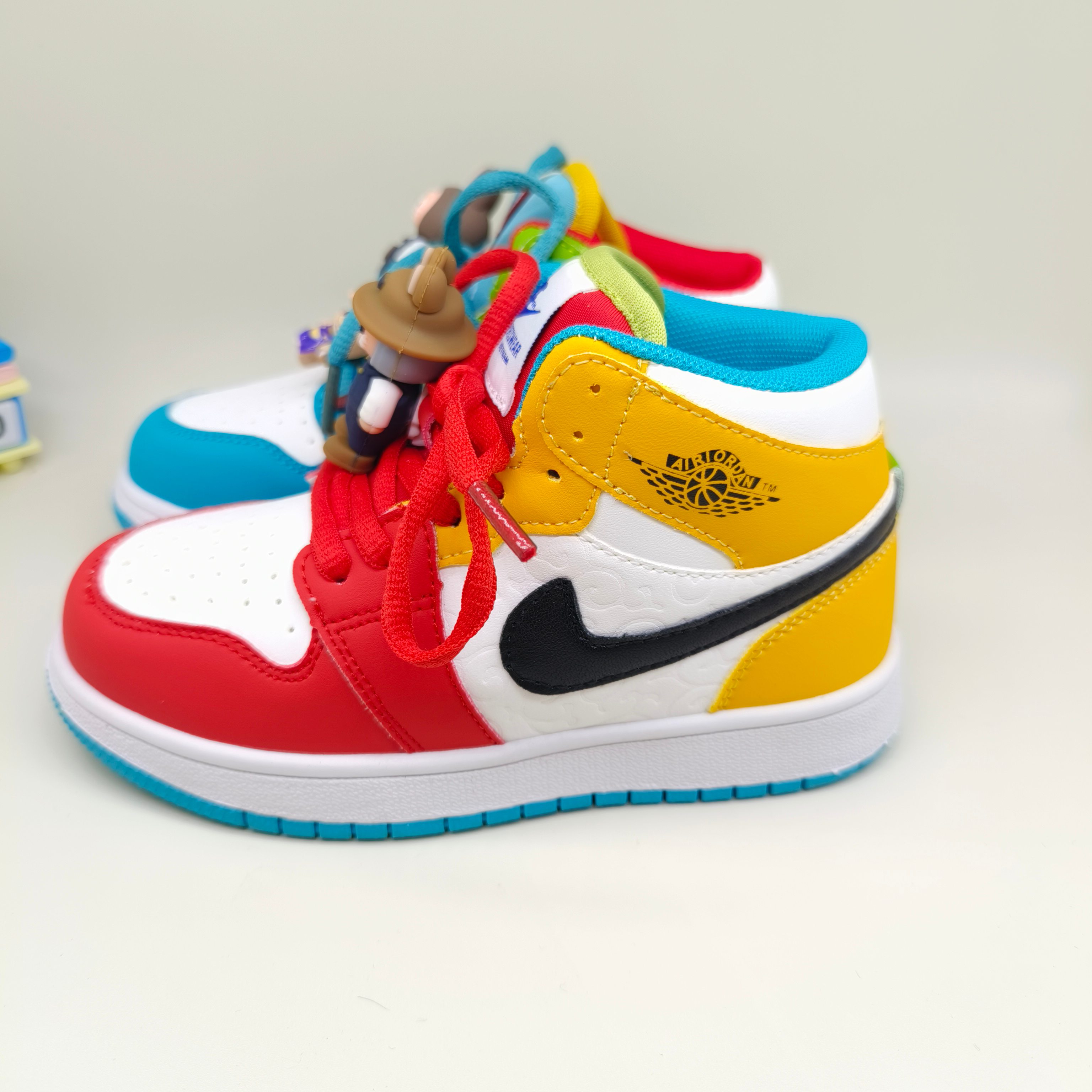 图片[5]-乔一中帮鸳鸯联名魔术贴儿童篮球鞋 尺码：26-37码 经典乔一中帮款式🆕 秋冬超合适❤️ 魔术贴设计，穿脱方便✌🏻 联名系列，拉布布超可爱😍-选品中心