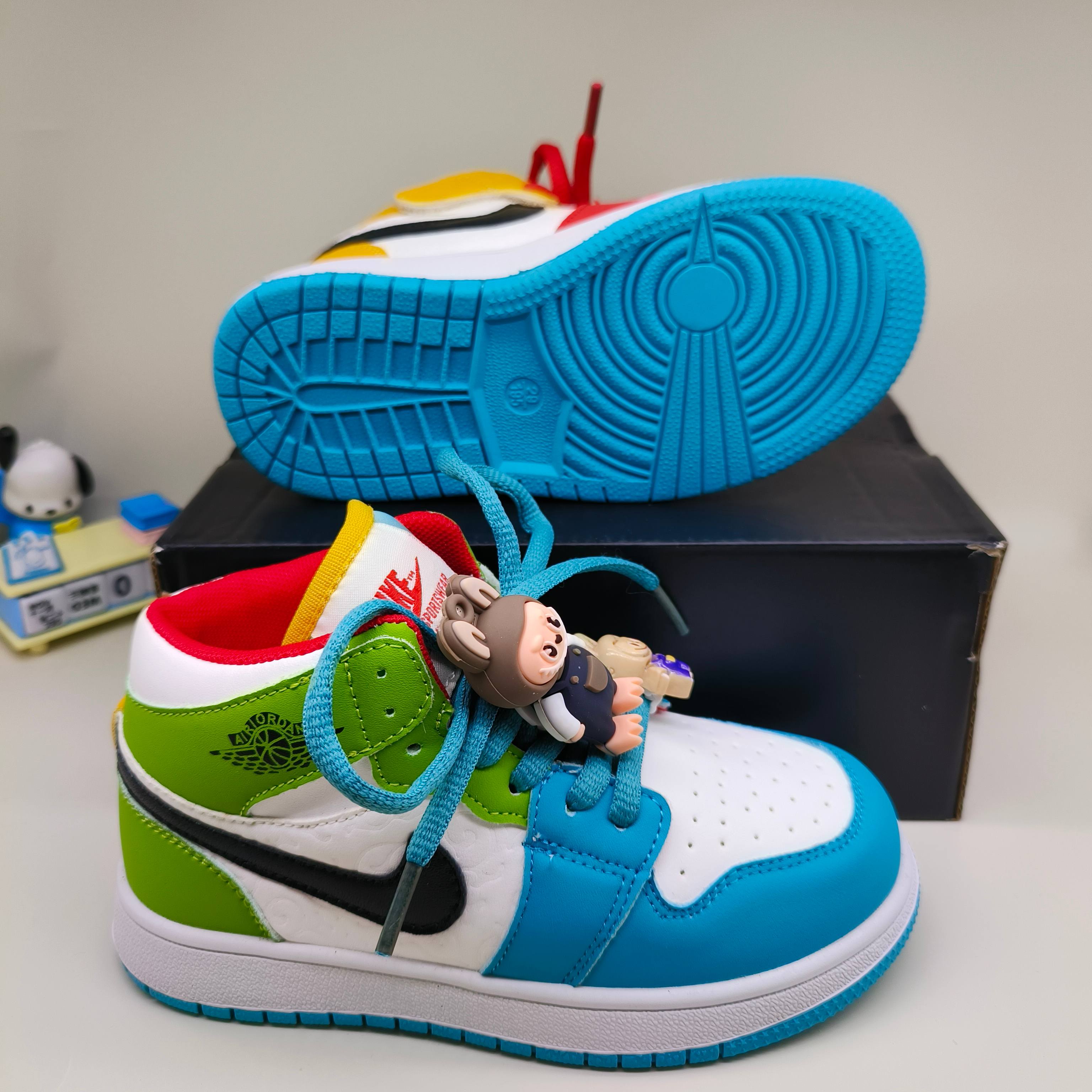 图片[7]-乔一中帮鸳鸯联名魔术贴儿童篮球鞋 尺码：26-37码 经典乔一中帮款式🆕 秋冬超合适❤️ 魔术贴设计，穿脱方便✌🏻 联名系列，拉布布超可爱😍-选品中心