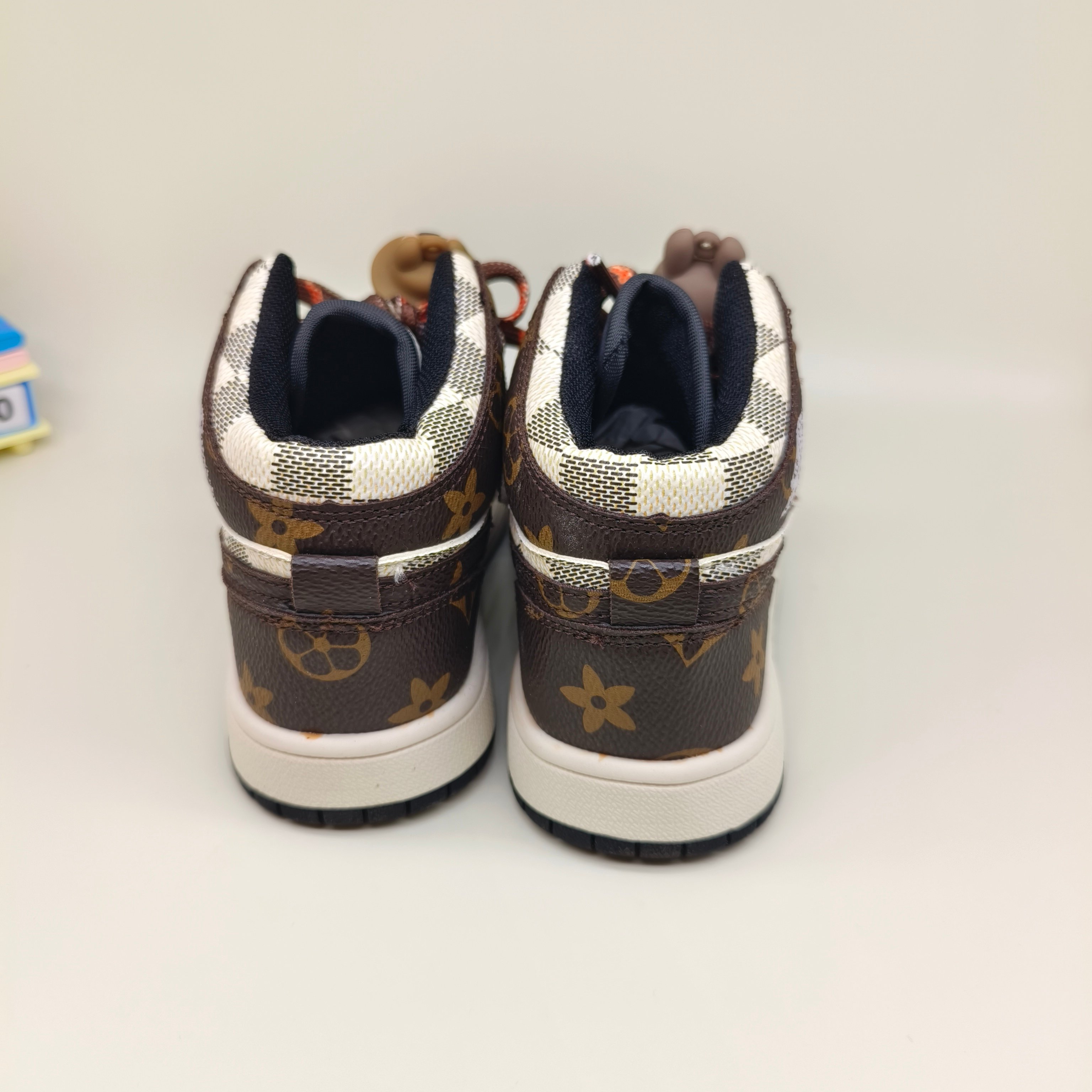 图片[4]-乔一中帮联名魔术贴儿童篮球鞋 尺码：26-37码 经典乔一中帮款式🆕 秋冬超合适❤️ 拉布布😊 魔术贴设计，穿脱方便✌🏻 联名系列，细节印花超可爱😍-选品中心