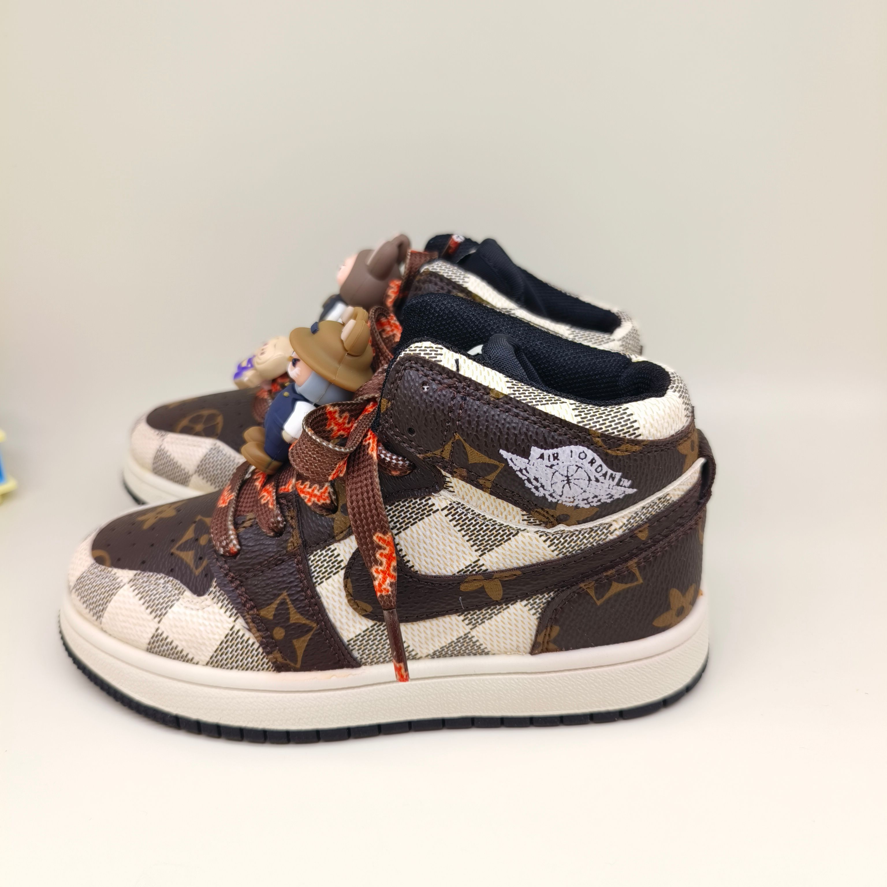 图片[5]-乔一中帮联名魔术贴儿童篮球鞋 尺码：26-37码 经典乔一中帮款式🆕 秋冬超合适❤️ 拉布布😊 魔术贴设计，穿脱方便✌🏻 联名系列，细节印花超可爱😍-选品中心