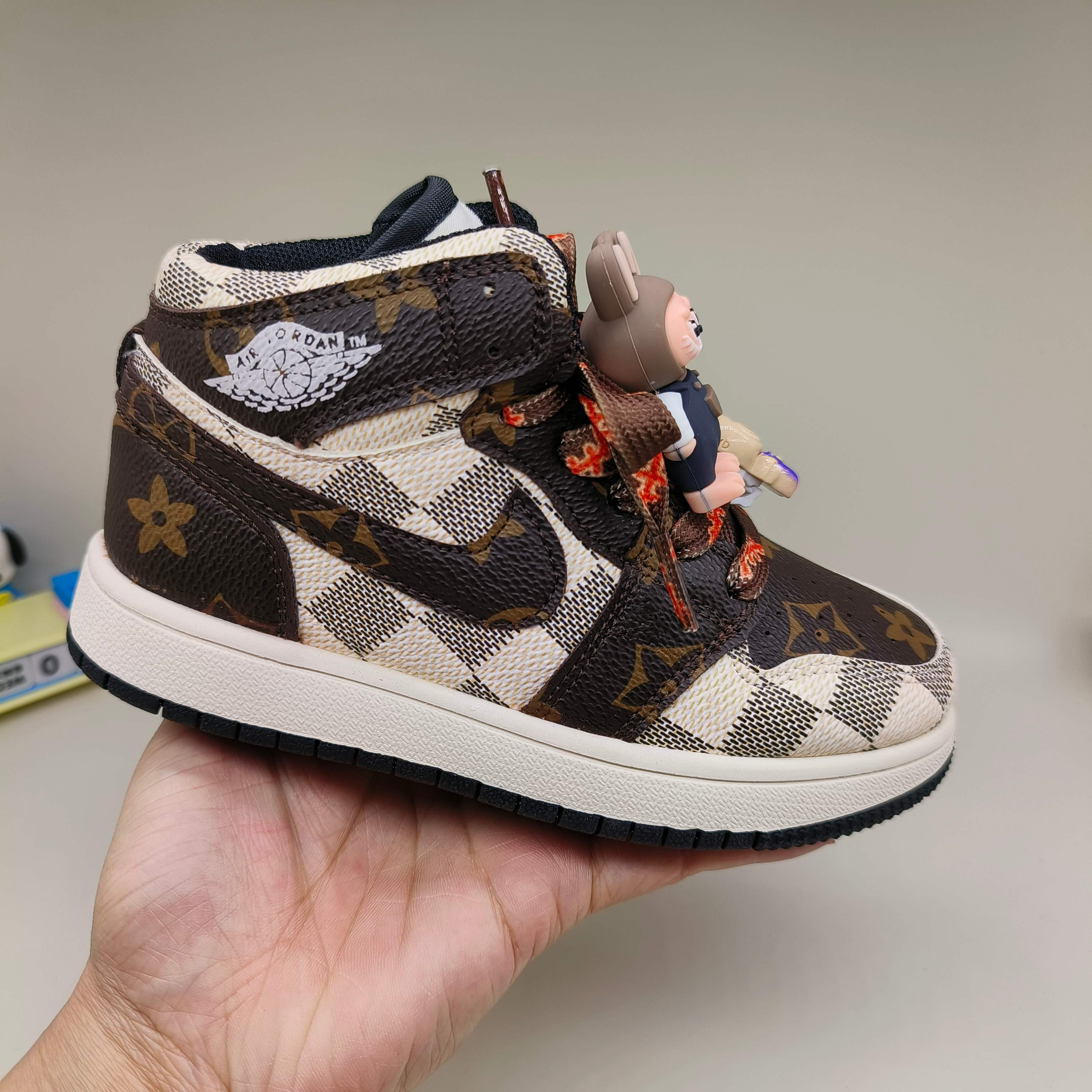 图片[2]-乔一中帮联名魔术贴儿童篮球鞋 尺码：26-37码 经典乔一中帮款式🆕 秋冬超合适❤️ 拉布布😊 魔术贴设计，穿脱方便✌🏻 联名系列，细节印花超可爱😍-选品中心