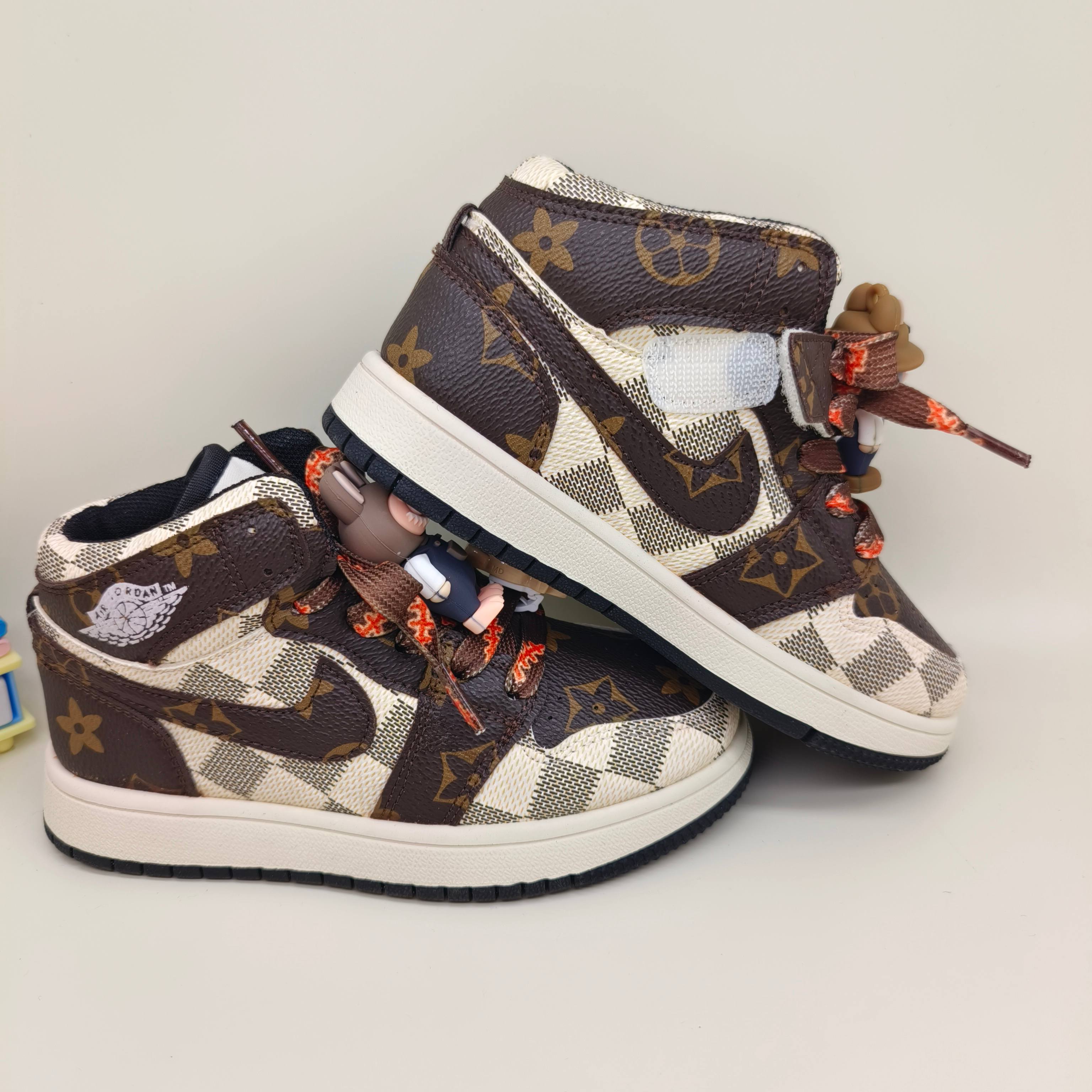 乔一中帮联名魔术贴儿童篮球鞋 尺码：26-37码 经典乔一中帮款式🆕 秋冬超合适❤️ 拉布布😊 魔术贴设计，穿脱方便✌🏻 联名系列，细节印花超可爱😍-选品中心