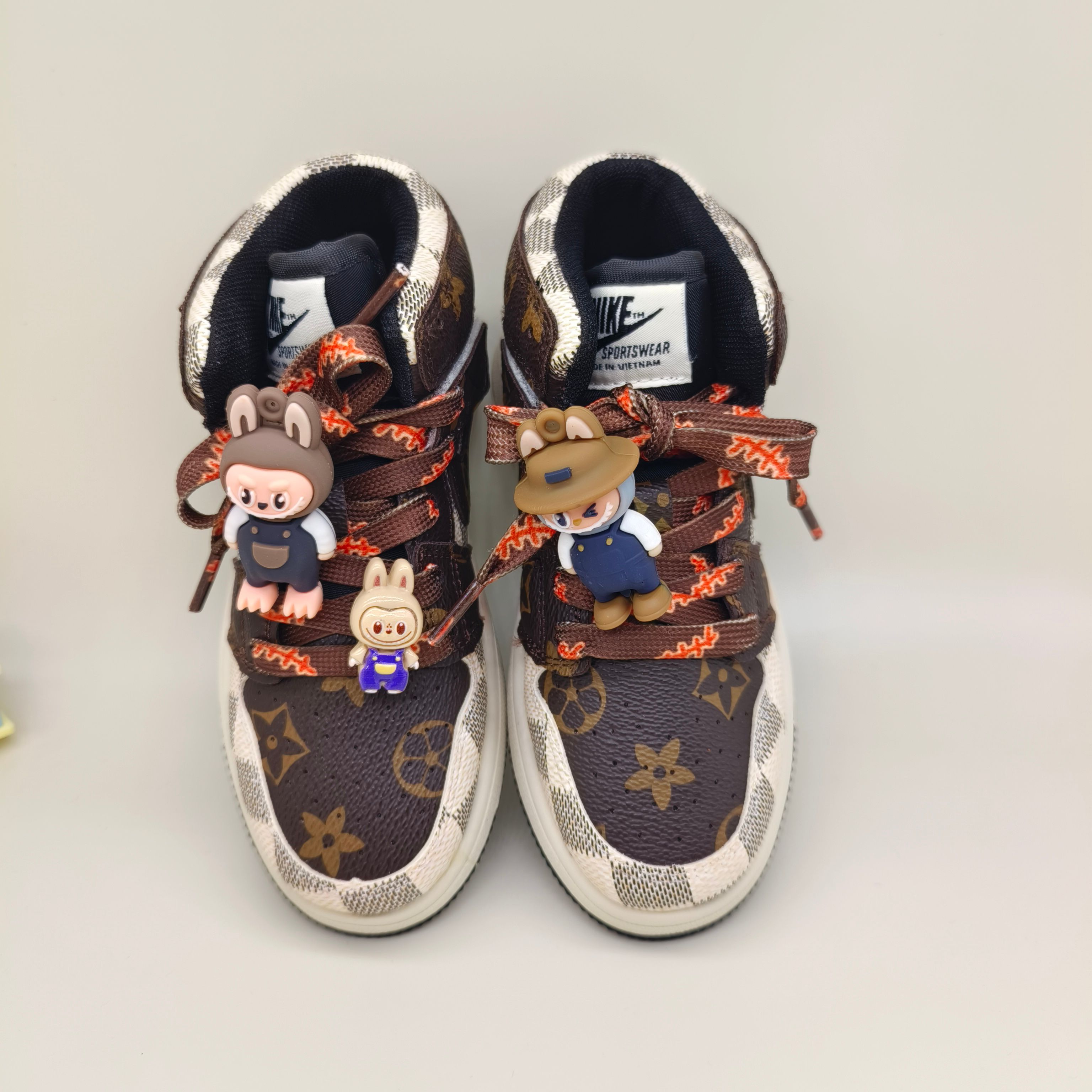 图片[6]-乔一中帮联名魔术贴儿童篮球鞋 尺码：26-37码 经典乔一中帮款式🆕 秋冬超合适❤️ 拉布布😊 魔术贴设计，穿脱方便✌🏻 联名系列，细节印花超可爱😍-选品中心