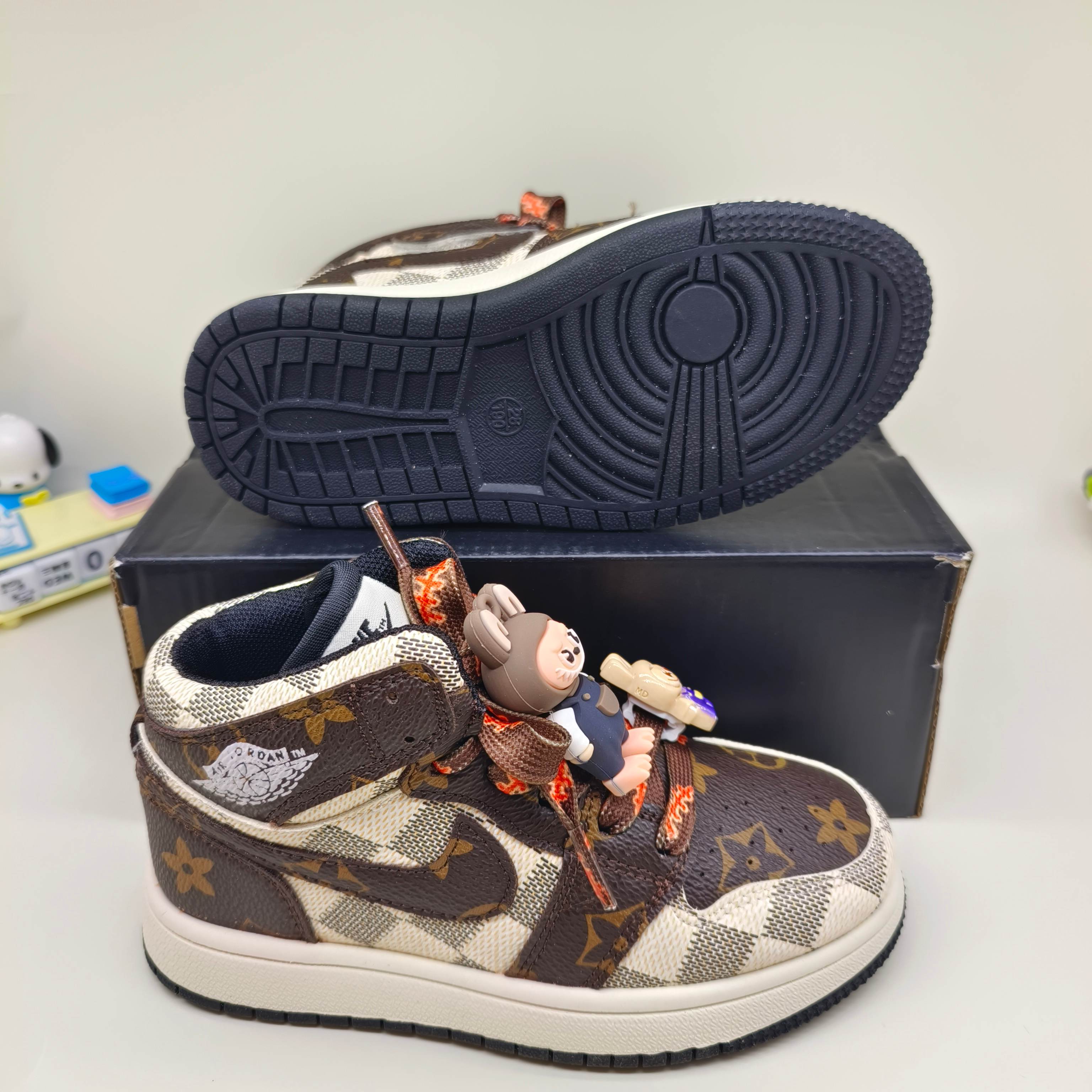 图片[7]-乔一中帮联名魔术贴儿童篮球鞋 尺码：26-37码 经典乔一中帮款式🆕 秋冬超合适❤️ 拉布布😊 魔术贴设计，穿脱方便✌🏻 联名系列，细节印花超可爱😍-选品中心