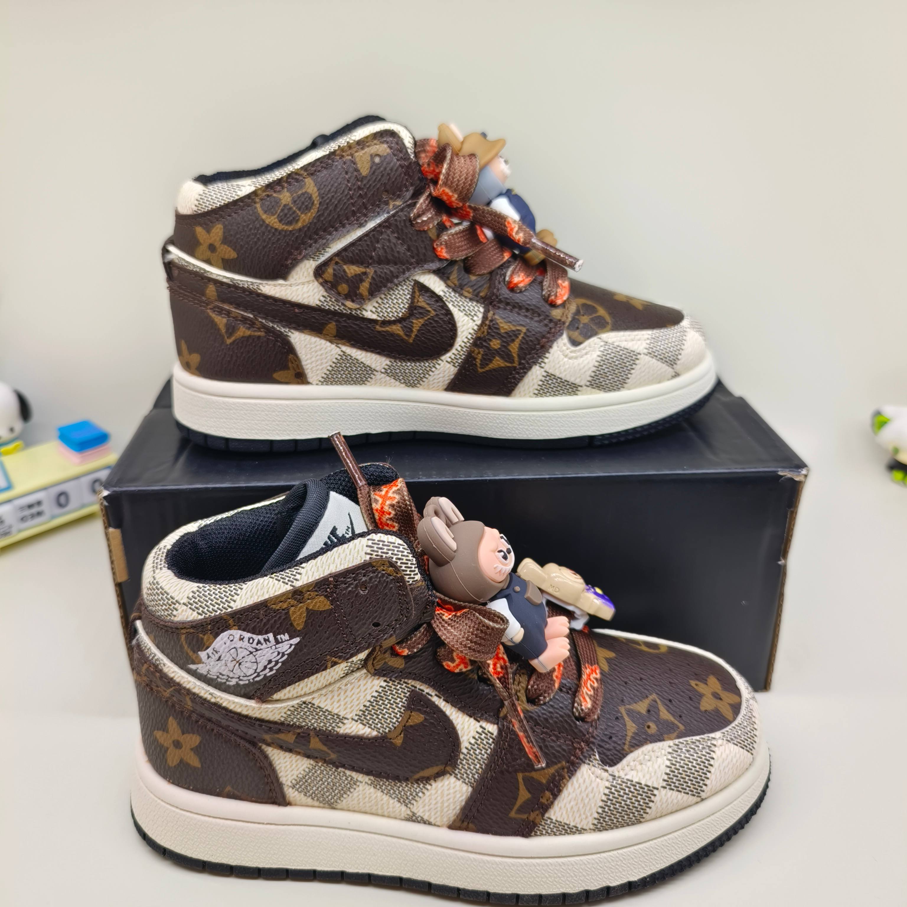 图片[8]-乔一中帮联名魔术贴儿童篮球鞋 尺码：26-37码 经典乔一中帮款式🆕 秋冬超合适❤️ 拉布布😊 魔术贴设计，穿脱方便✌🏻 联名系列，细节印花超可爱😍-选品中心