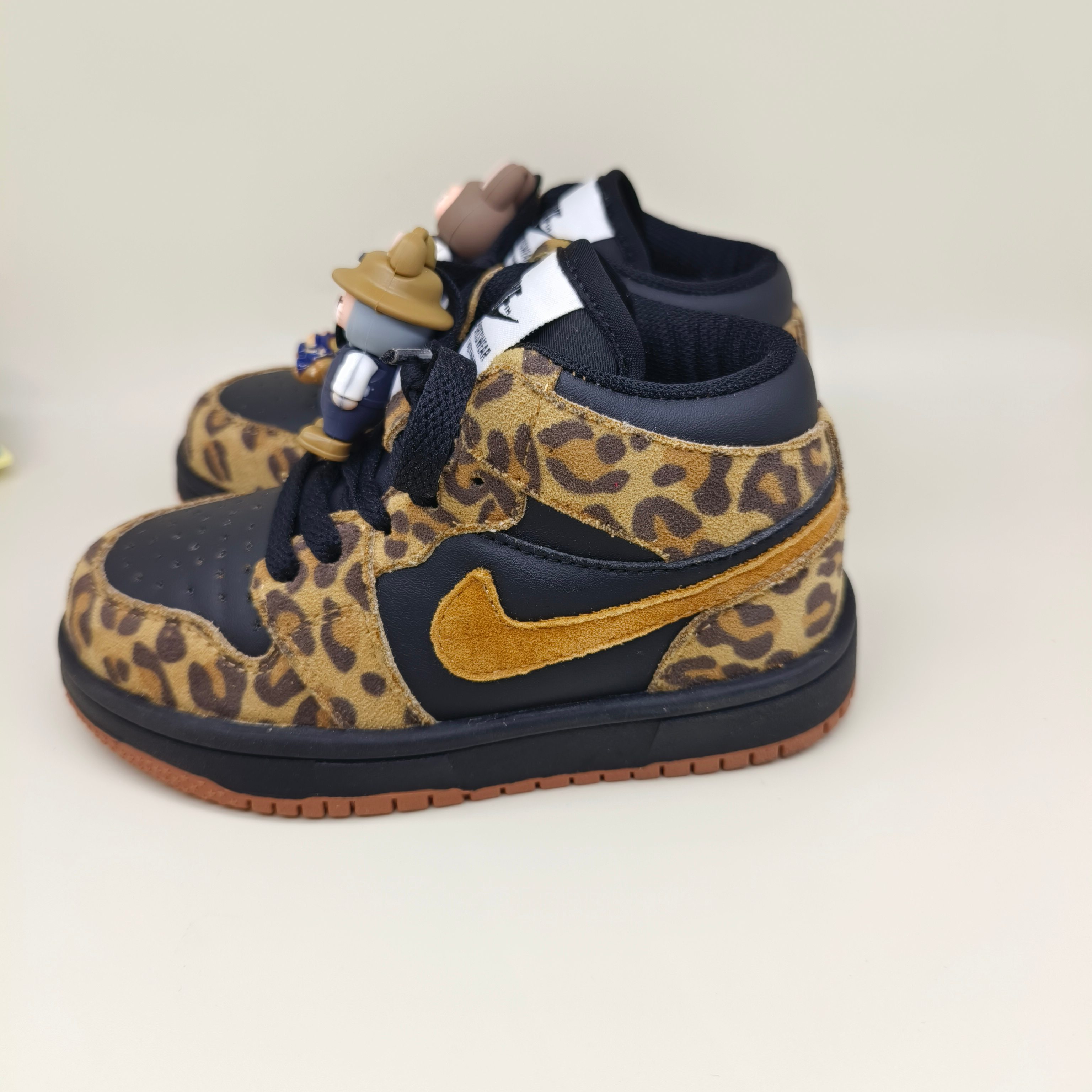 图片[4]-乔一中帮联名魔术贴儿童篮球鞋 尺码：26-37码 经典乔一中帮款式🆕 秋冬超合适❤️ 拉布布😊 魔术贴设计，穿脱方便✌🏻 联名系列，豹纹细节印花超可爱😍-选品中心