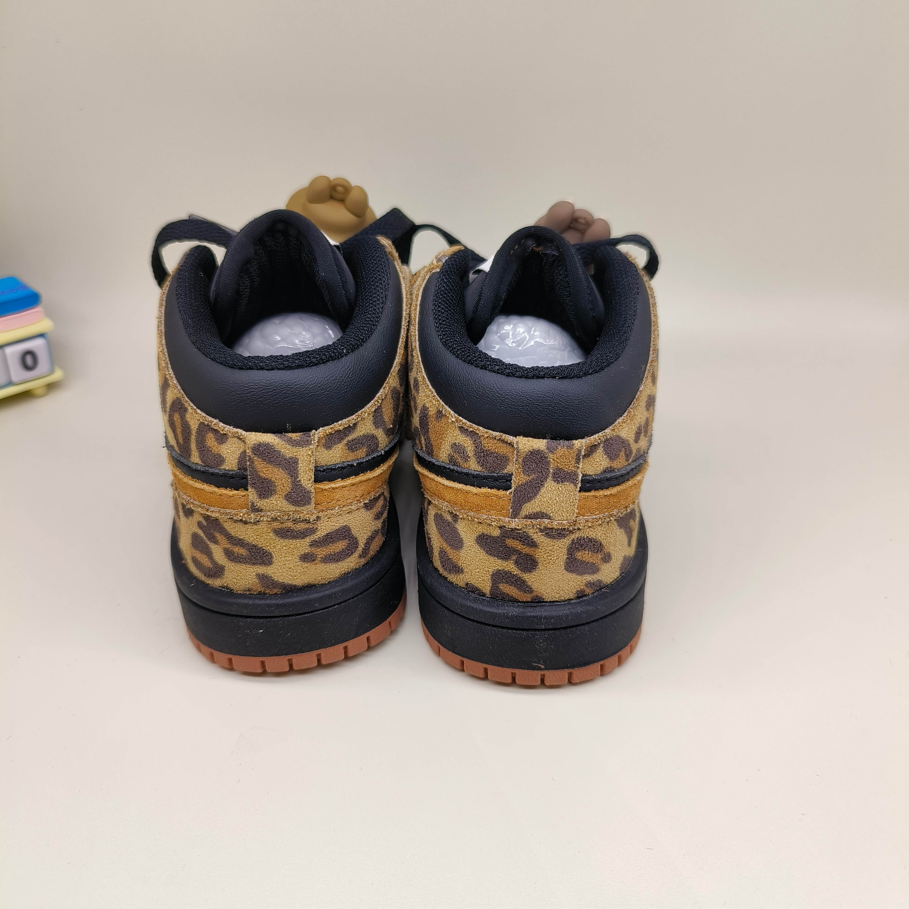 图片[3]-乔一中帮联名魔术贴儿童篮球鞋 尺码：26-37码 经典乔一中帮款式🆕 秋冬超合适❤️ 拉布布😊 魔术贴设计，穿脱方便✌🏻 联名系列，豹纹细节印花超可爱😍-选品中心