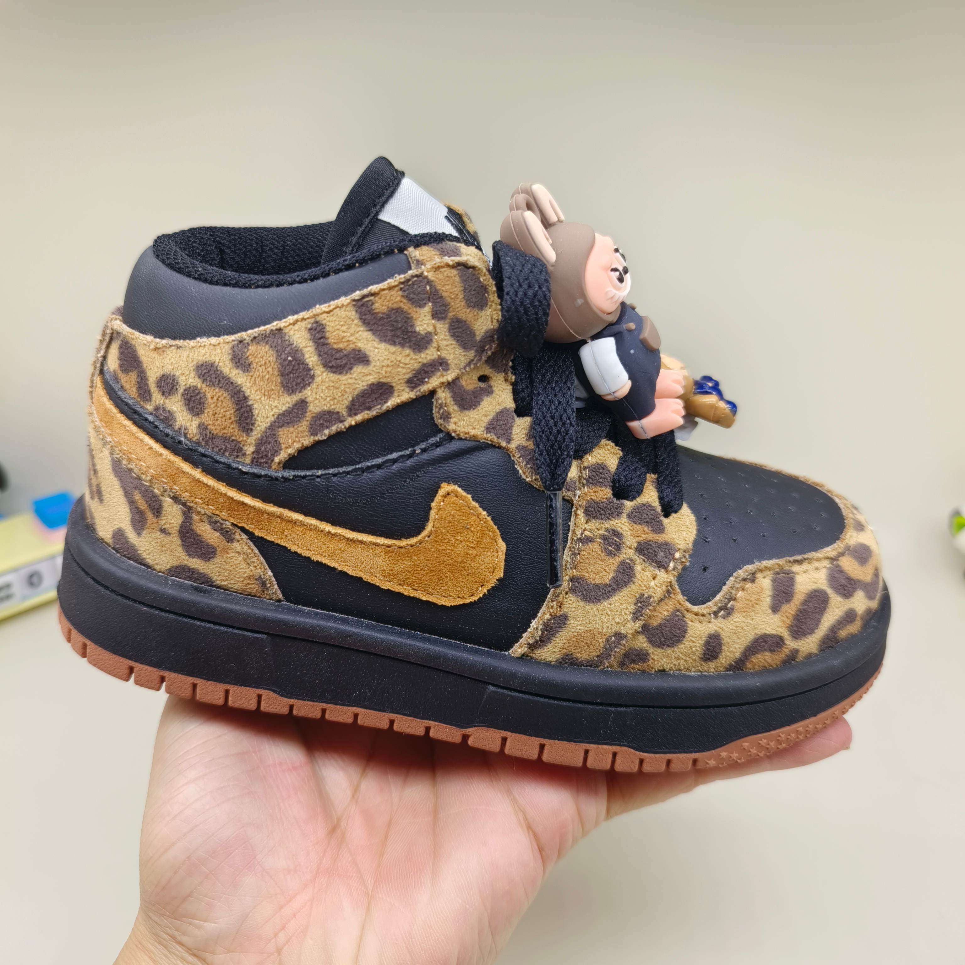 图片[2]-乔一中帮联名魔术贴儿童篮球鞋 尺码：26-37码 经典乔一中帮款式🆕 秋冬超合适❤️ 拉布布😊 魔术贴设计，穿脱方便✌🏻 联名系列，豹纹细节印花超可爱😍-选品中心