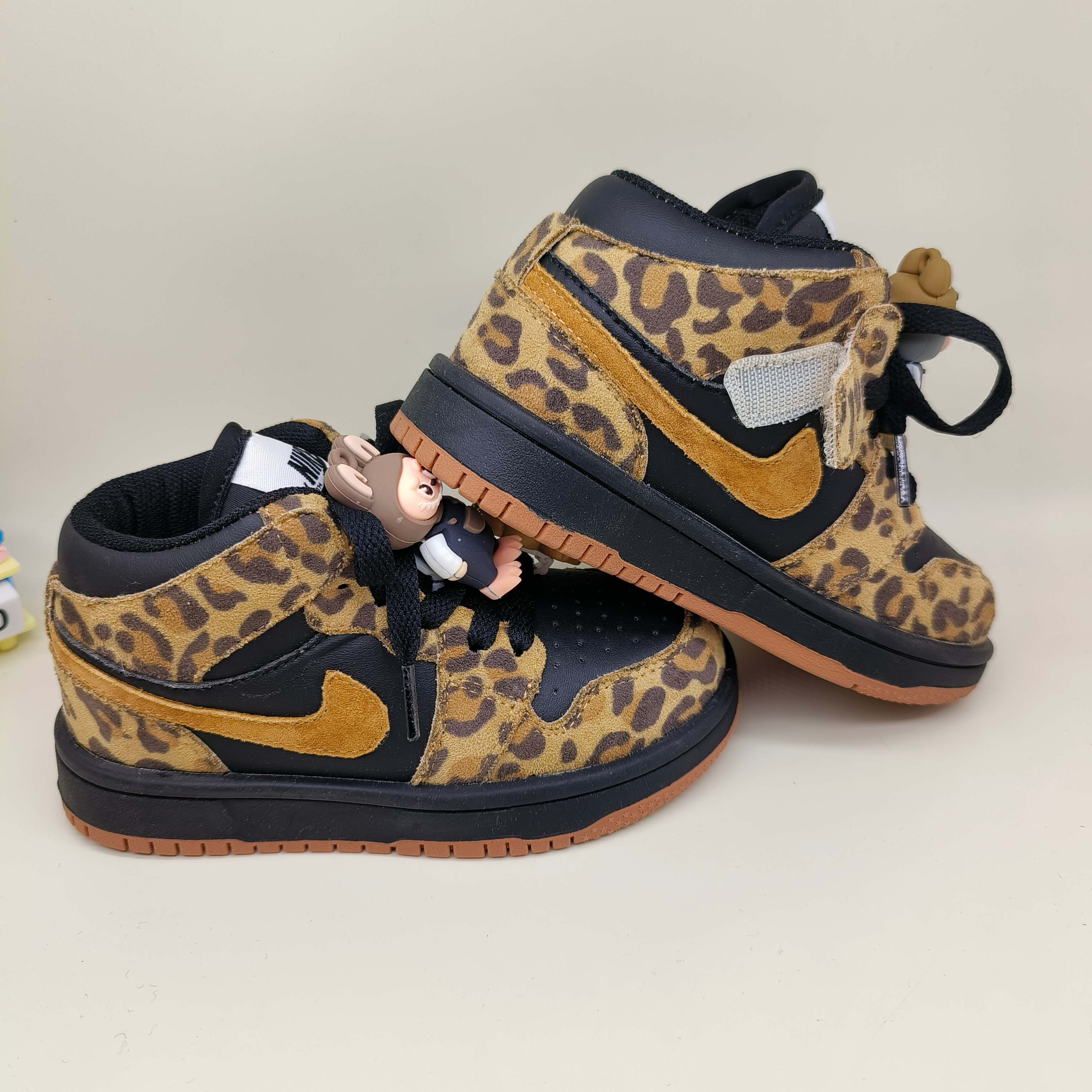 乔一中帮联名魔术贴儿童篮球鞋 尺码：26-37码 经典乔一中帮款式🆕 秋冬超合适❤️ 拉布布😊 魔术贴设计，穿脱方便✌🏻 联名系列，豹纹细节印花超可爱😍-选品中心