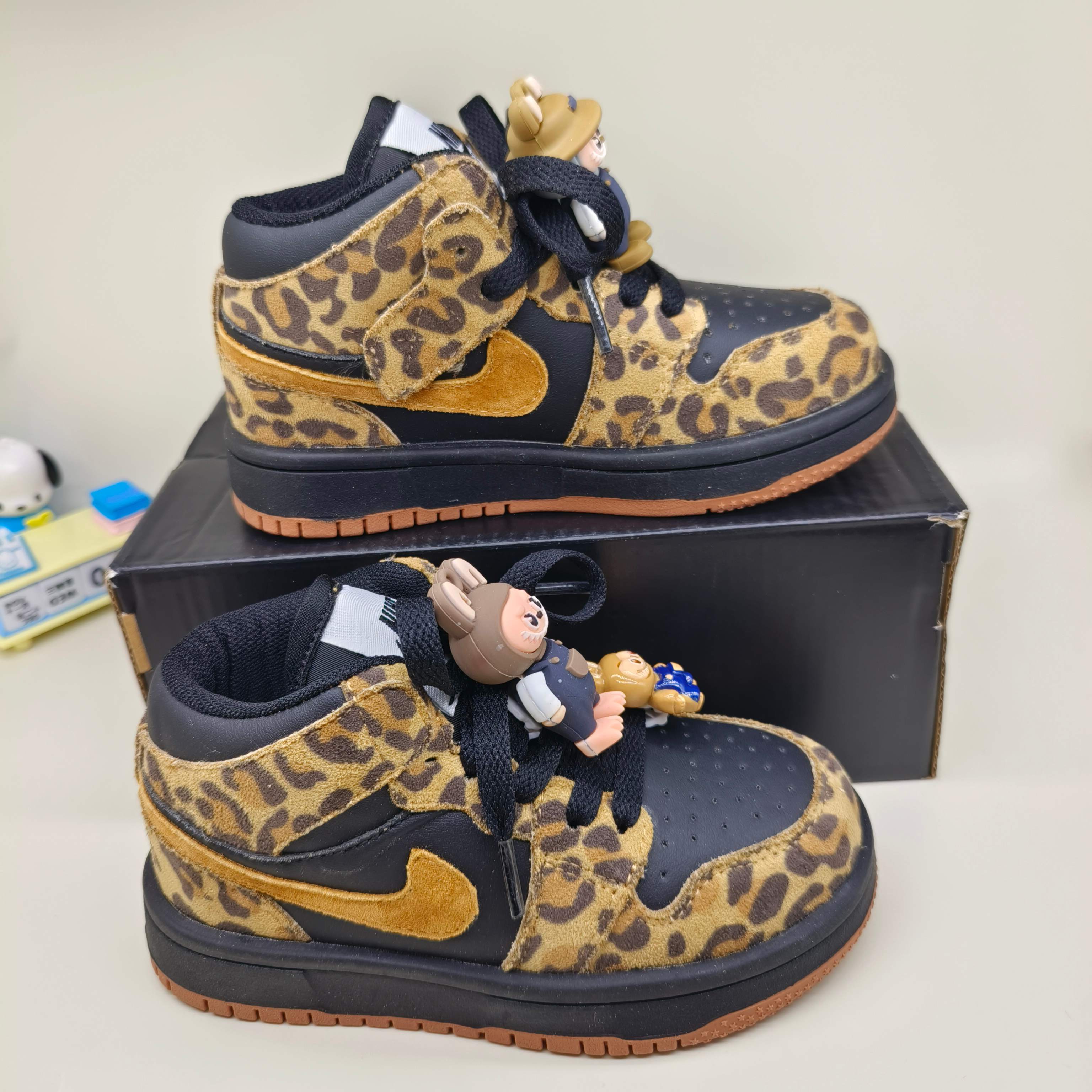 图片[7]-乔一中帮联名魔术贴儿童篮球鞋 尺码：26-37码 经典乔一中帮款式🆕 秋冬超合适❤️ 拉布布😊 魔术贴设计，穿脱方便✌🏻 联名系列，豹纹细节印花超可爱😍-选品中心