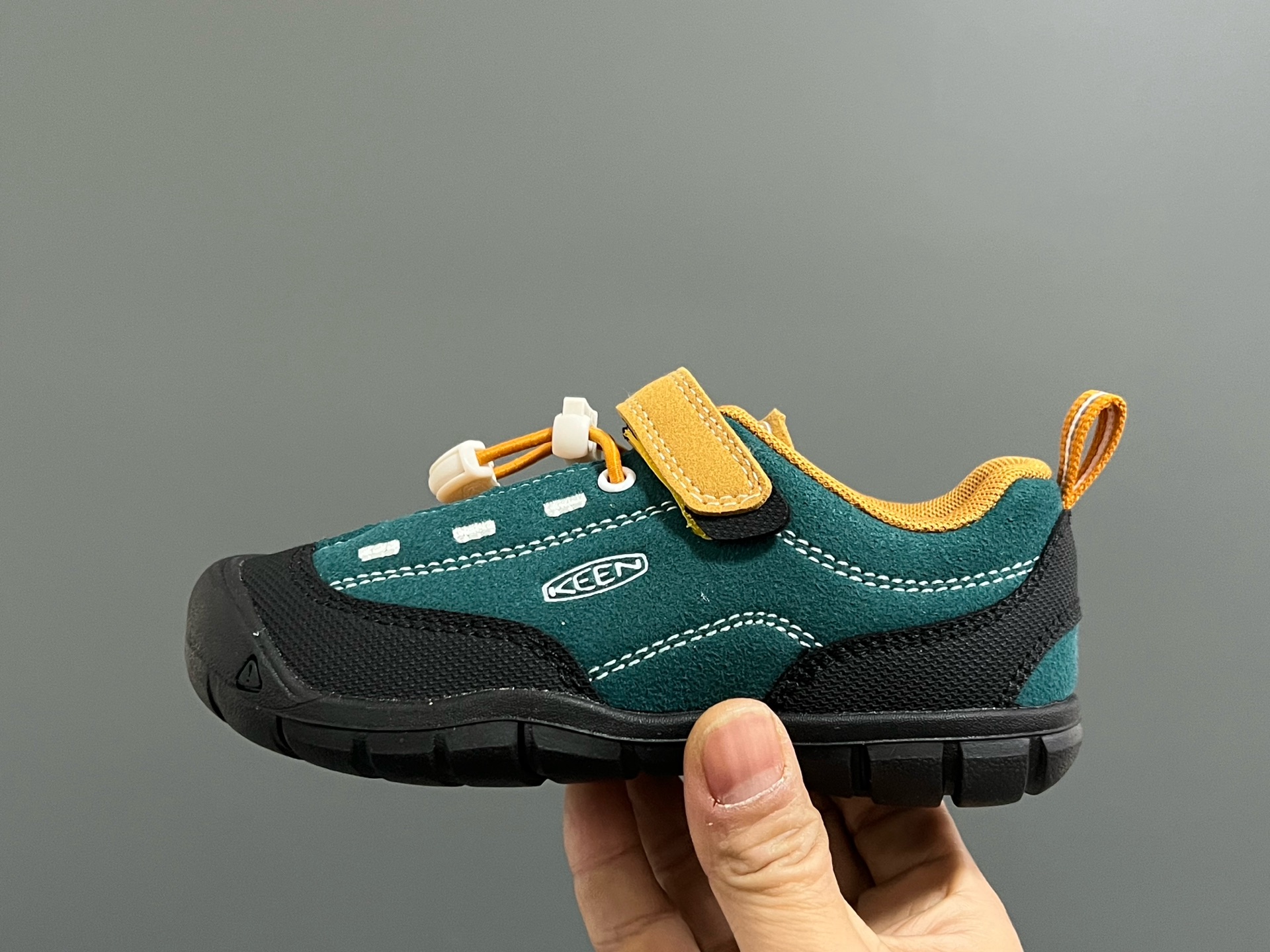 NO:762830,Special price non-returnable KEEN children's outdoor hiking shoes. Available in sizes 24-37. Please refer to the size chart for specific foot length. Multiple colors available. Real pictures. Breathable upper, good support, great cushioning effect. Rubber wear-resistant and non-slip outsole, comfortable for feet. Special offer.19860909特价不退换 KEEN儿童户外登山鞋 尺码24-37码都有,具体脚长对照尺码表选码 多色可选,图片实拍, 鞋面透气,支撑性好,缓震效果棒 橡胶耐磨防滑大底,脚感舒服,特价款,,Children's